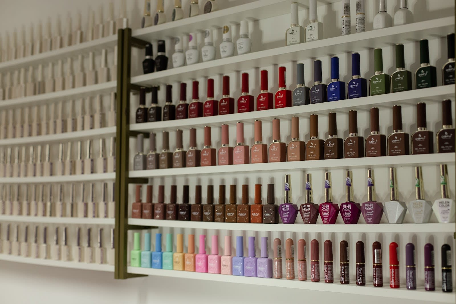 Detalhe do cuidado com as unhas na Coral Esmalteria Curitiba