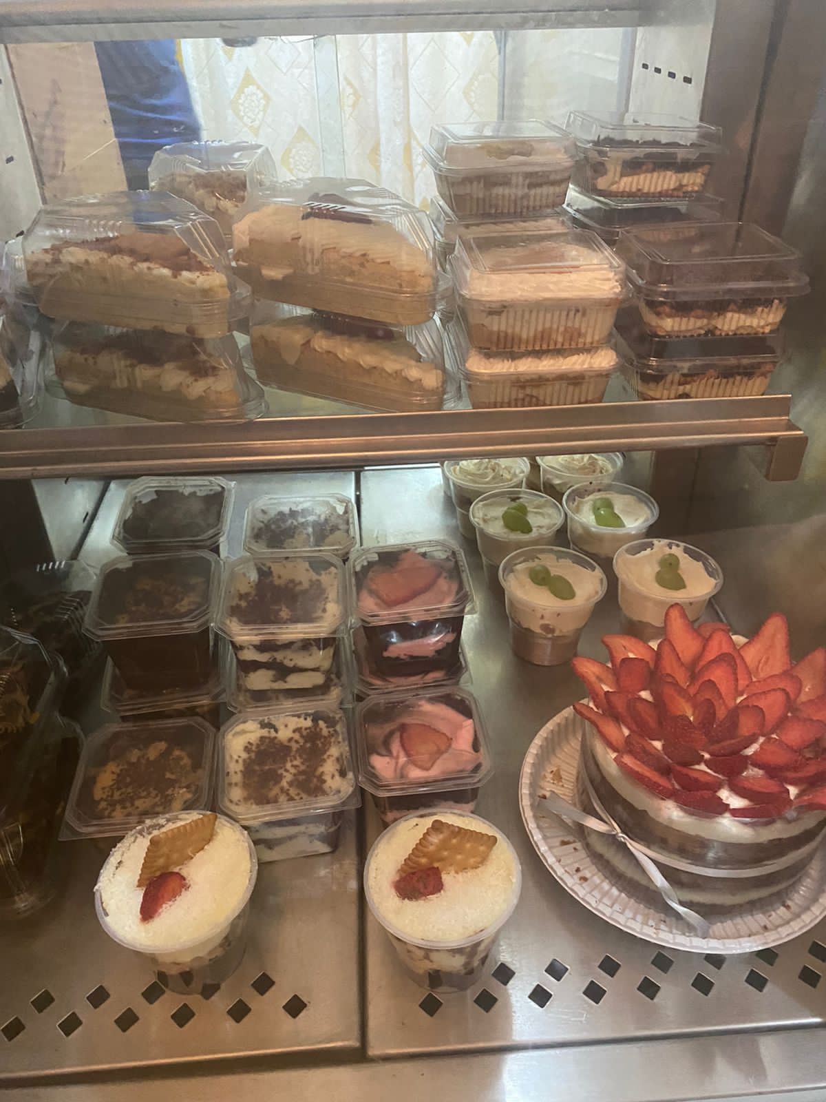 Interior aconchegante da loja de doces Pehdelicious, no bairro Kennedy, Nova Iguaçu (RJ)
