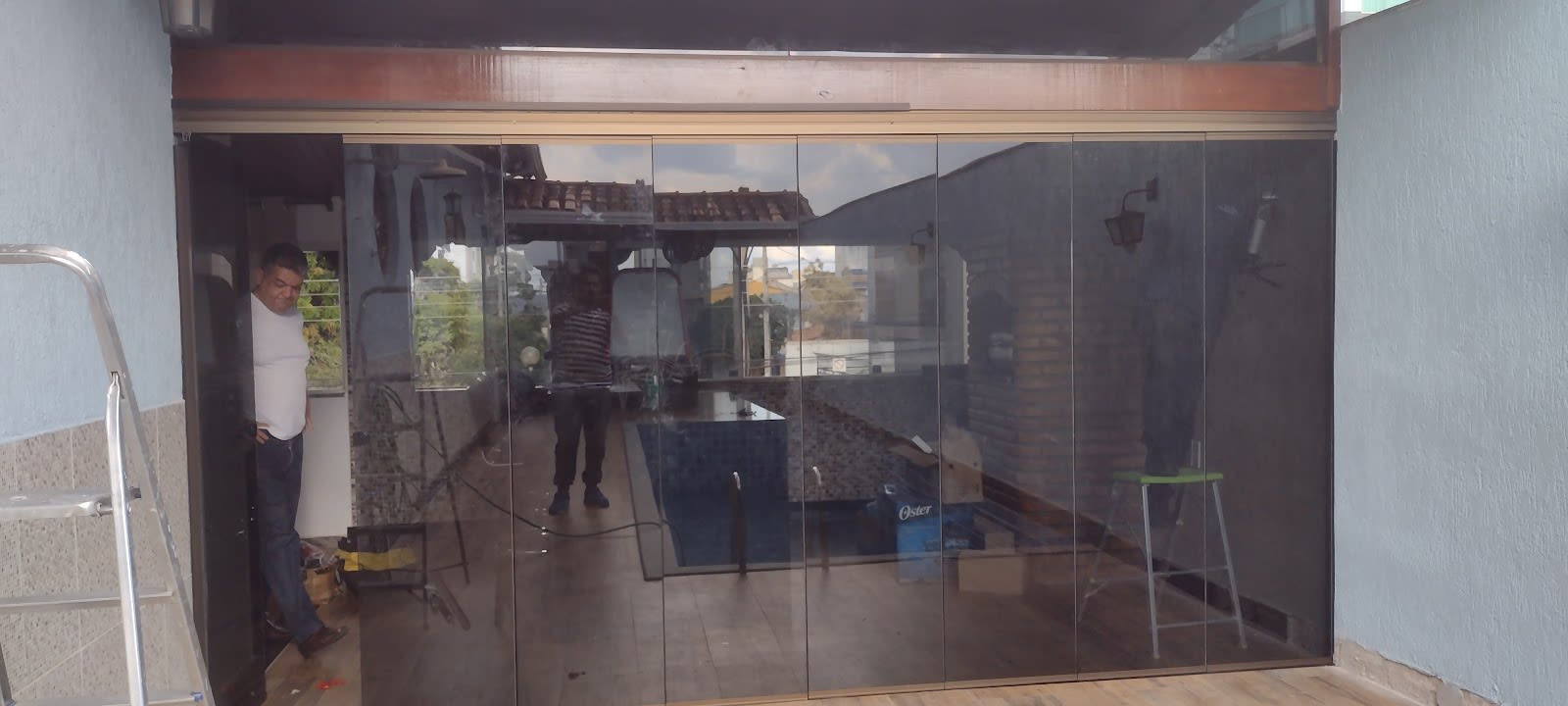 Trabalho em vidro concluído pela Vidrosistem Vidraçaria, Vespasiano (MG)