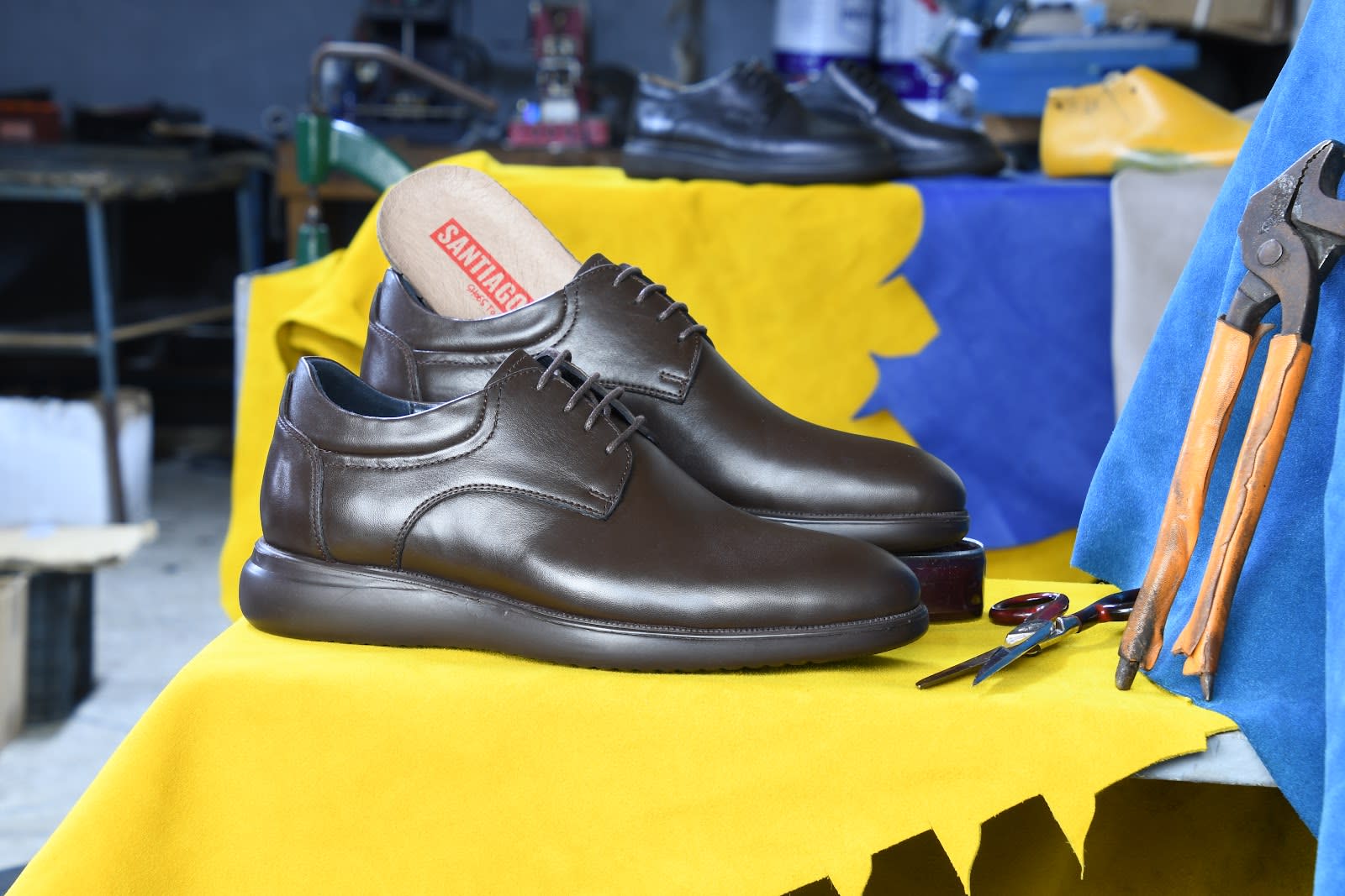 Intérieur de la boutique Santiago Shoes, avenue Abdellah Senhaji à Casablanca