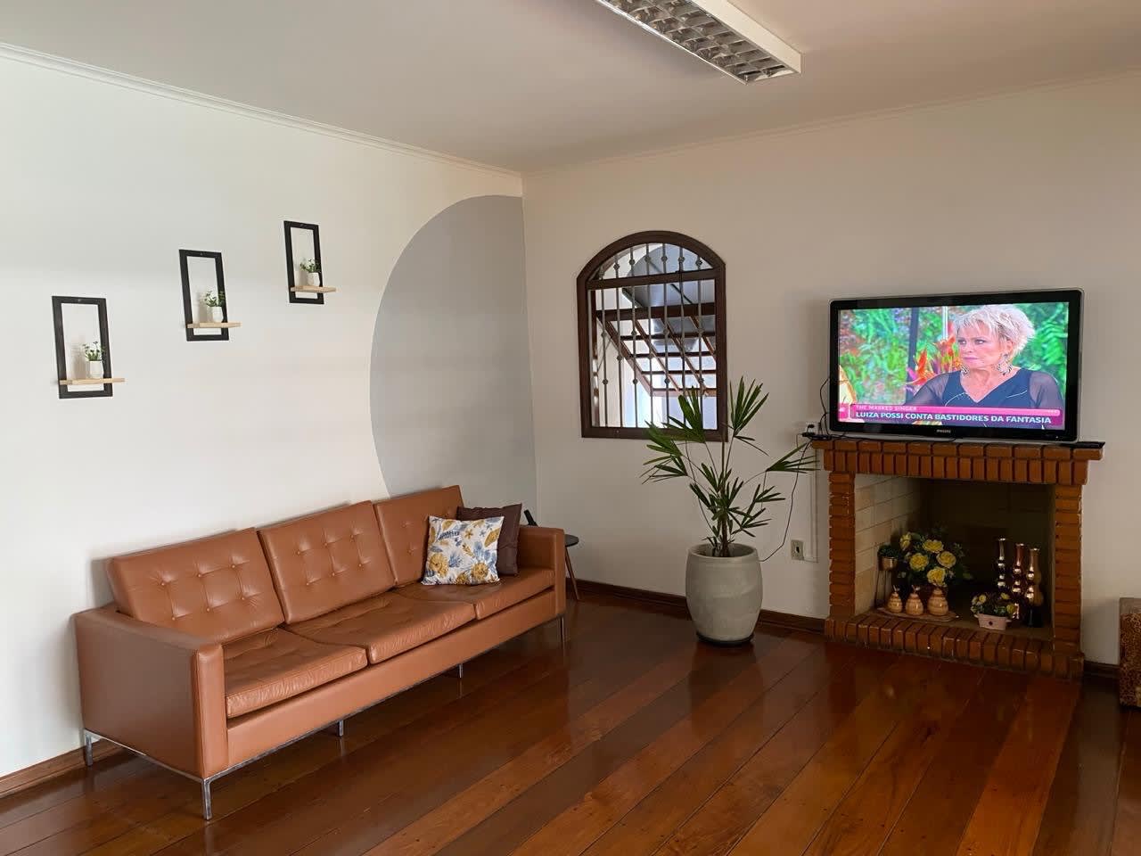Espaço de convivência do Vó Cida Residencial Geriátrico, em Bauru - SP