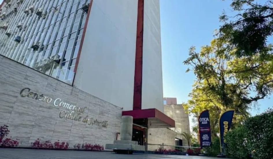 Massoterapia masculina sendo realizada na KALIMERA, em Joinville - SC