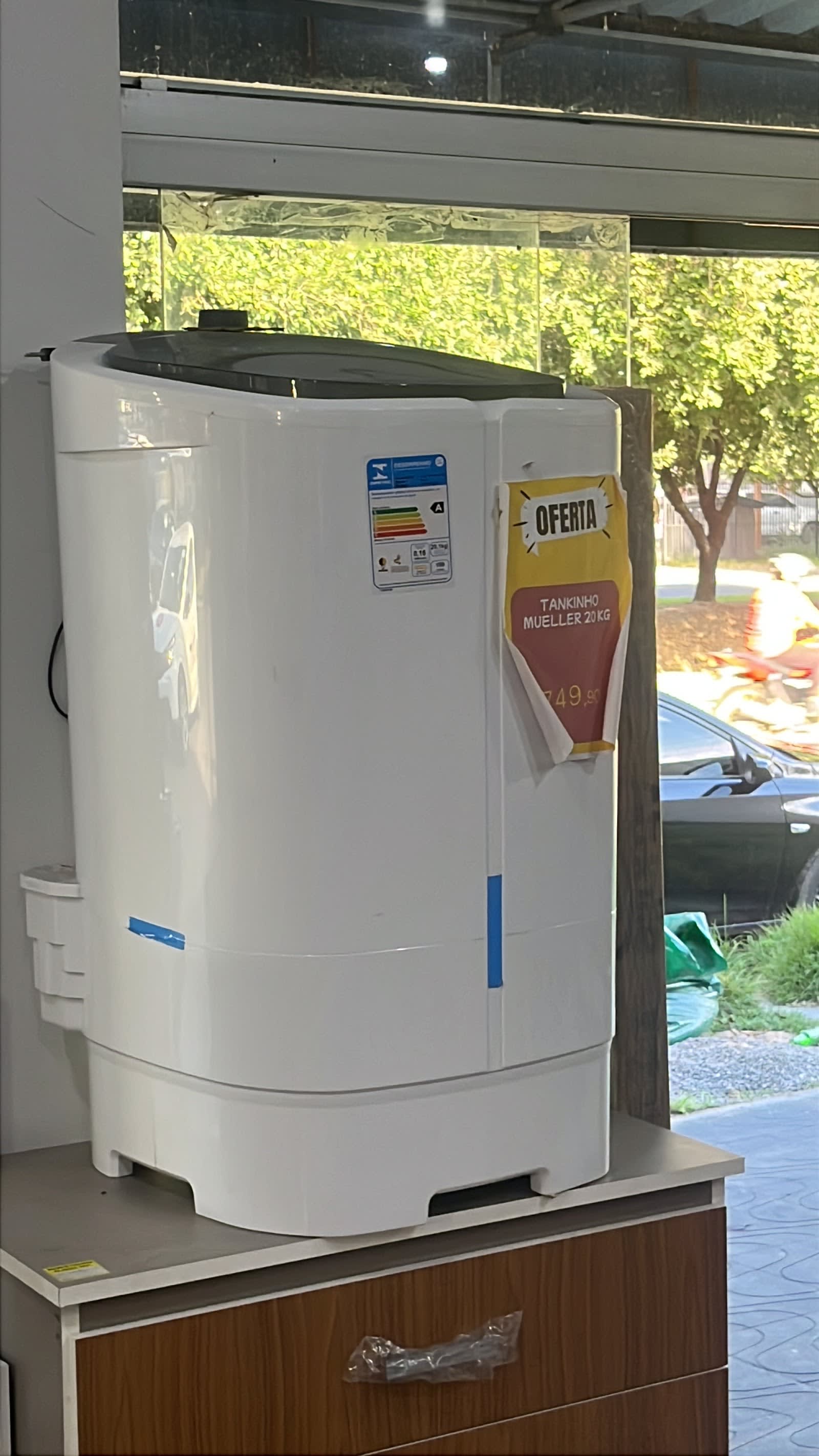 Detalhe de peças de mobiliário na loja Itaubas Móveis, Sinop (MT)
