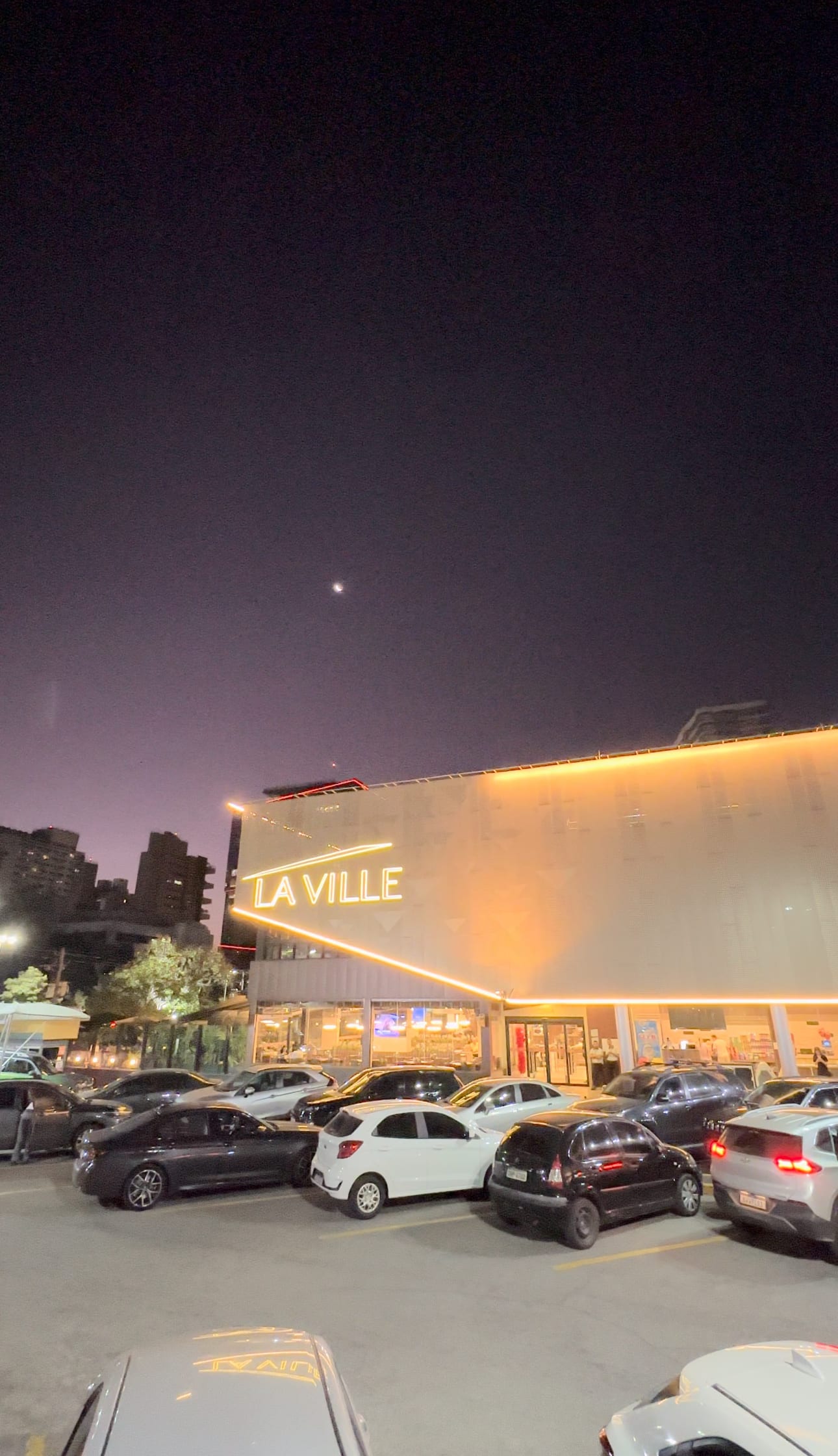 Área interna ampla da La Ville Bakery — ambiente moderno em Alphaville, Barueri