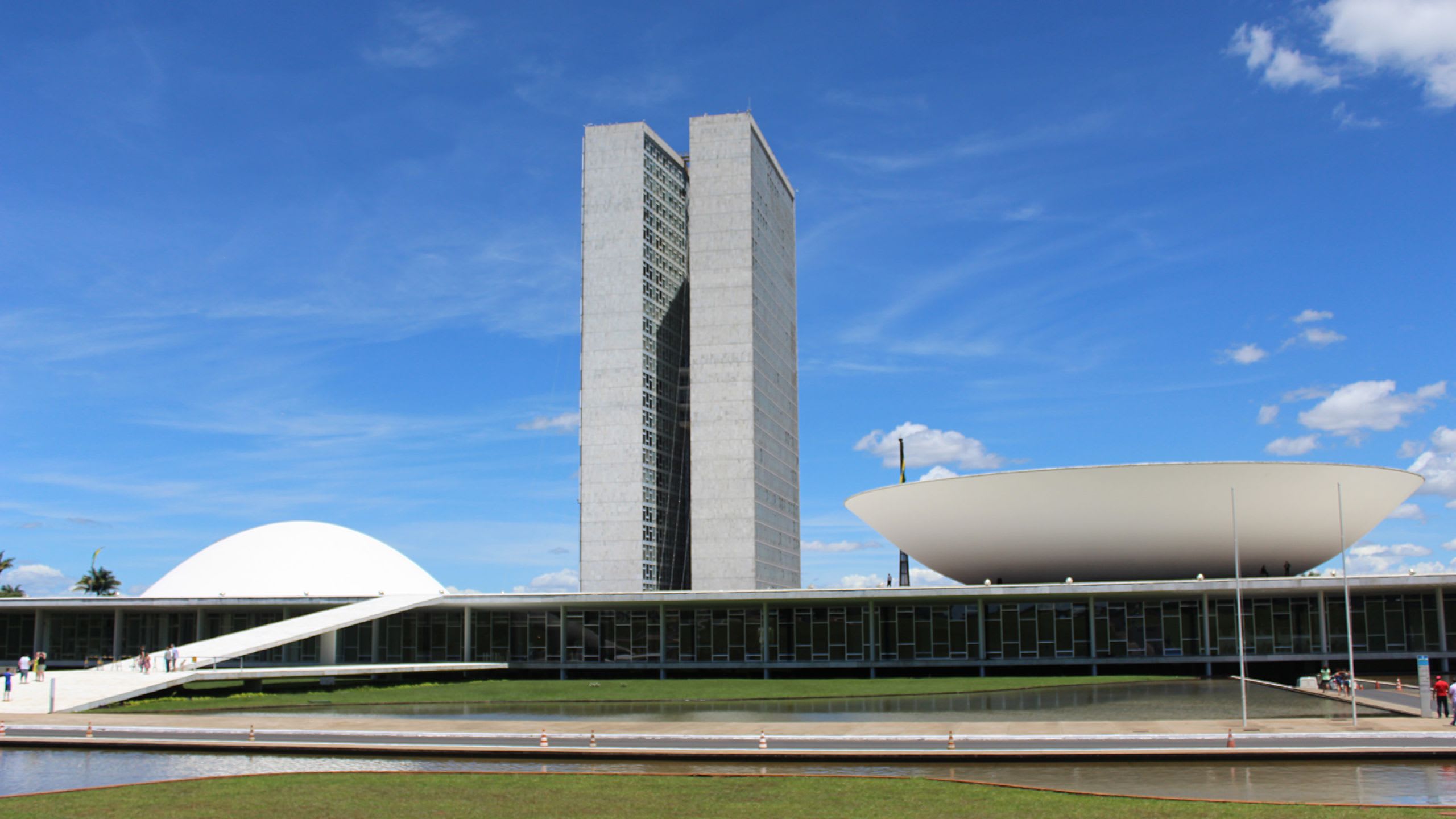 Equipe e atividade da Rocha Controls Engenharia, em Brasília – DF