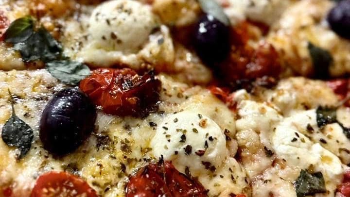 Pizza do Benedetto Forno em Serra Negra, com queijo derretido e ingredientes frescos