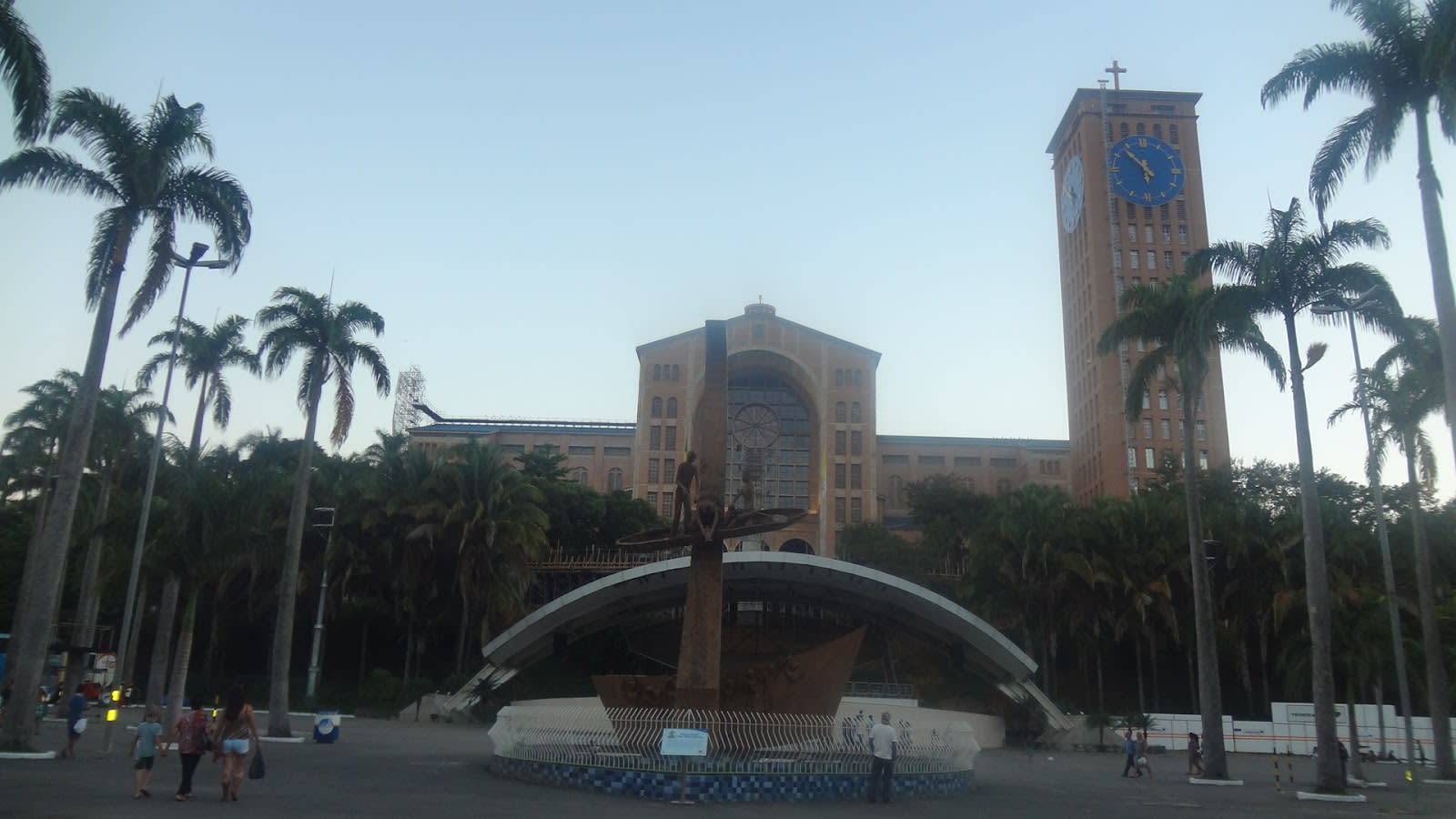 Vista ampla de Aparecida, São Paulo, com o horizonte da cidade