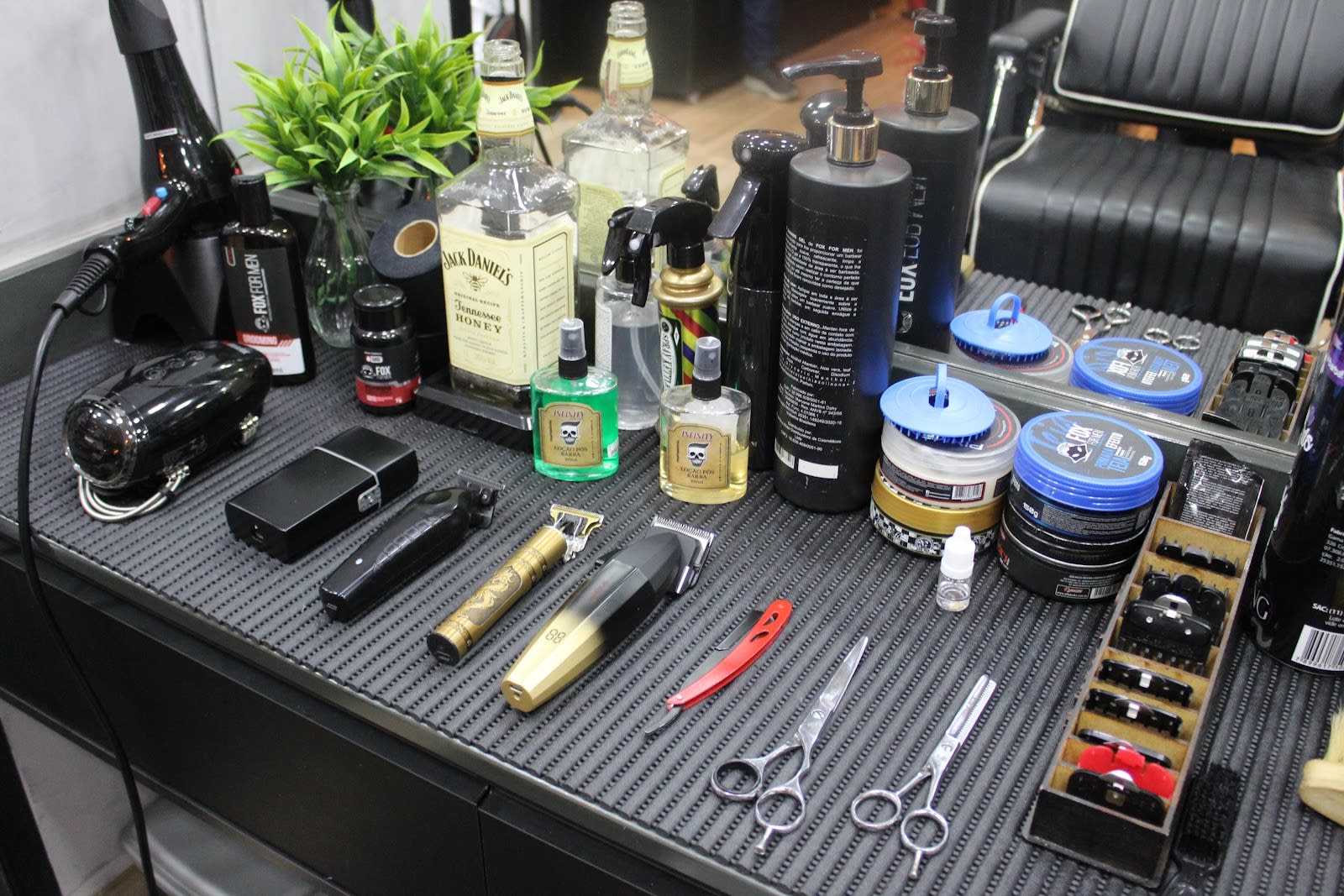 Ambiente aconchegante da Barbearia Oliveira em Araçatuba