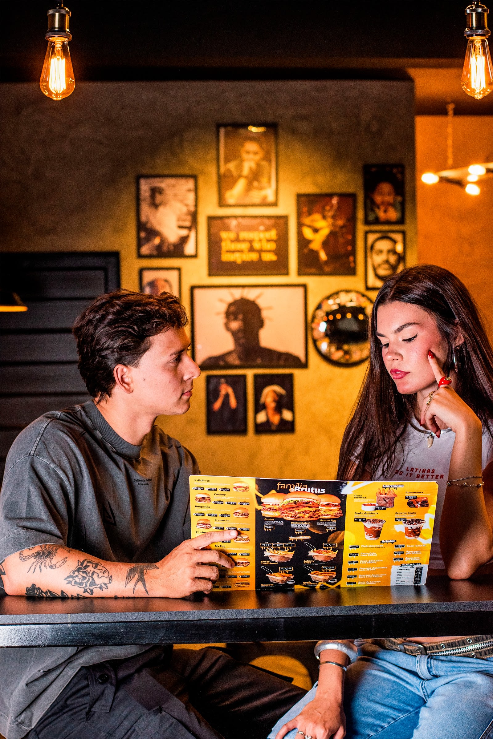 Ambiente interno da Don Johnny Hamburgueria em Jaú com iluminação quente e aconchegante