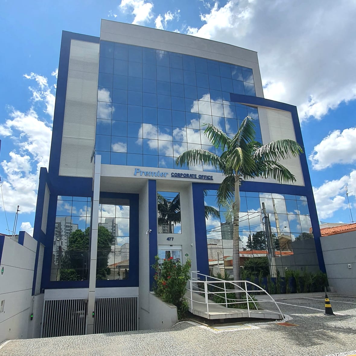 Projeto de interiores com acabamentos em madeira e materiais naturais, Adriano Mendonça Arquitetura