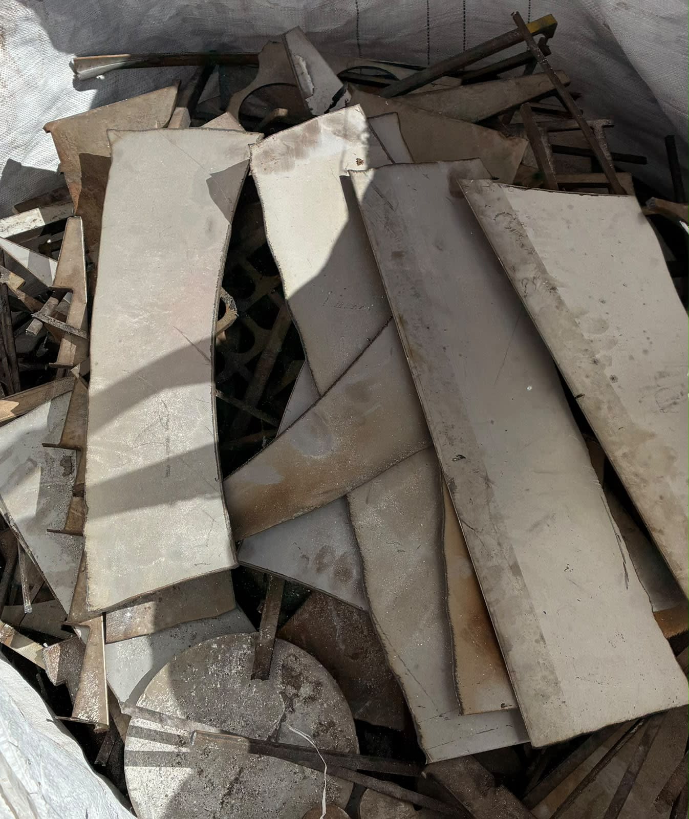 Sucata metálica no pátio da Inox & Cia, Piracicaba