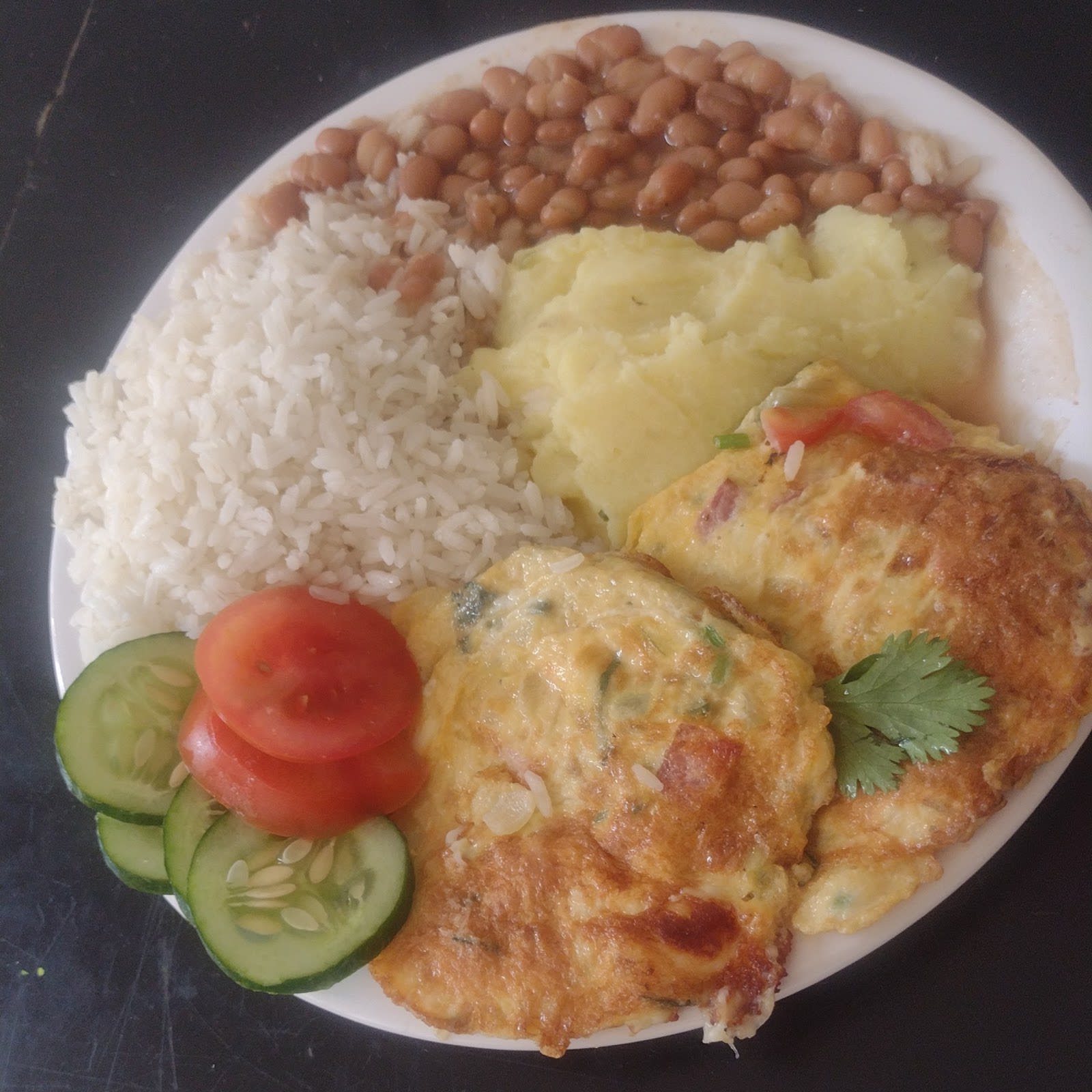 Mesa servida no Restaurante Império, restaurante de comida caseira em Guarulhos