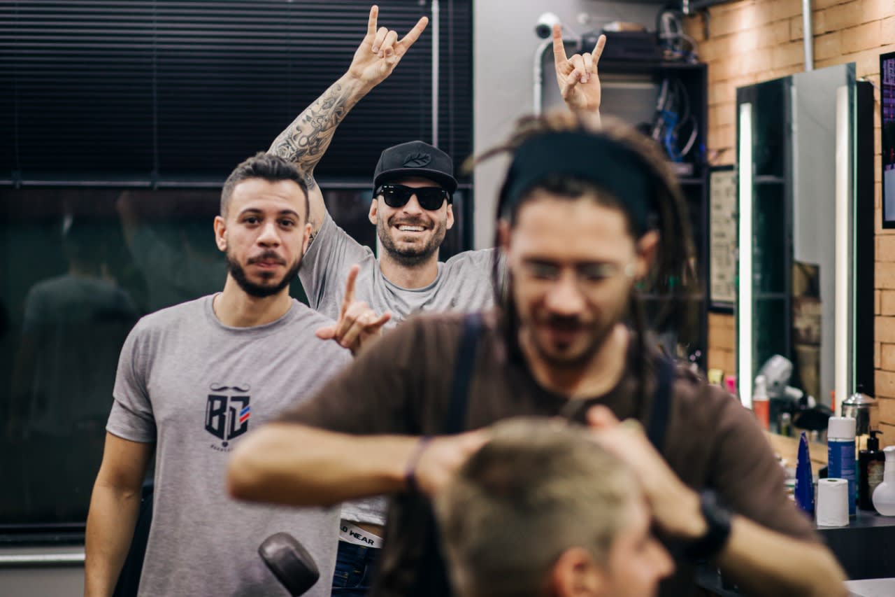 Interior e decoração da Barbearia Jahu com tijolos e madeira aquecida