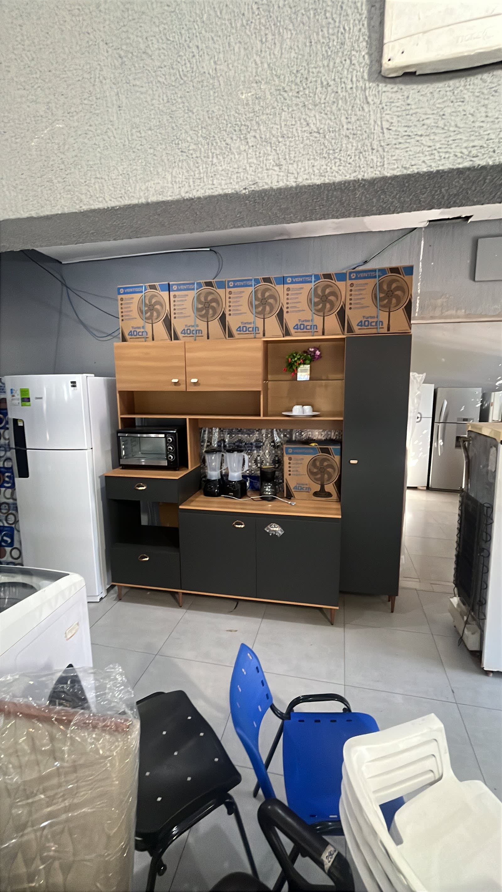 Peças de mobiliário em exposição na Itaubas Móveis, Sinop (MT)
