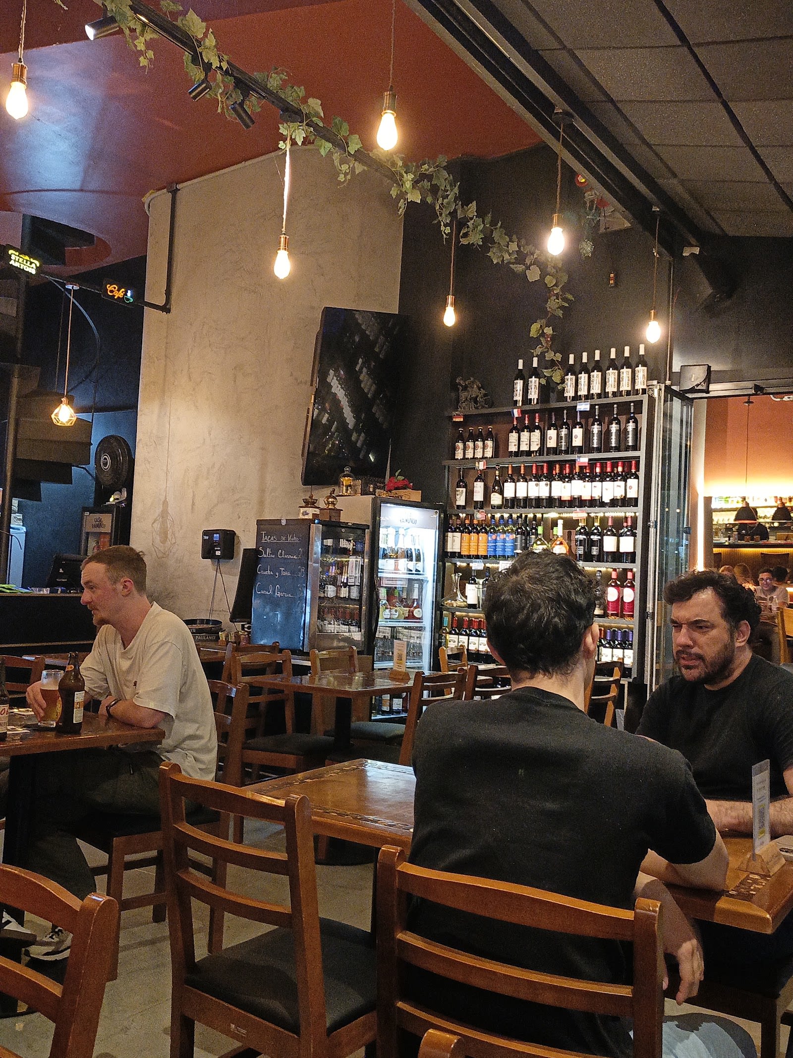 Área de convivência do World Café Bar, na República, São Paulo