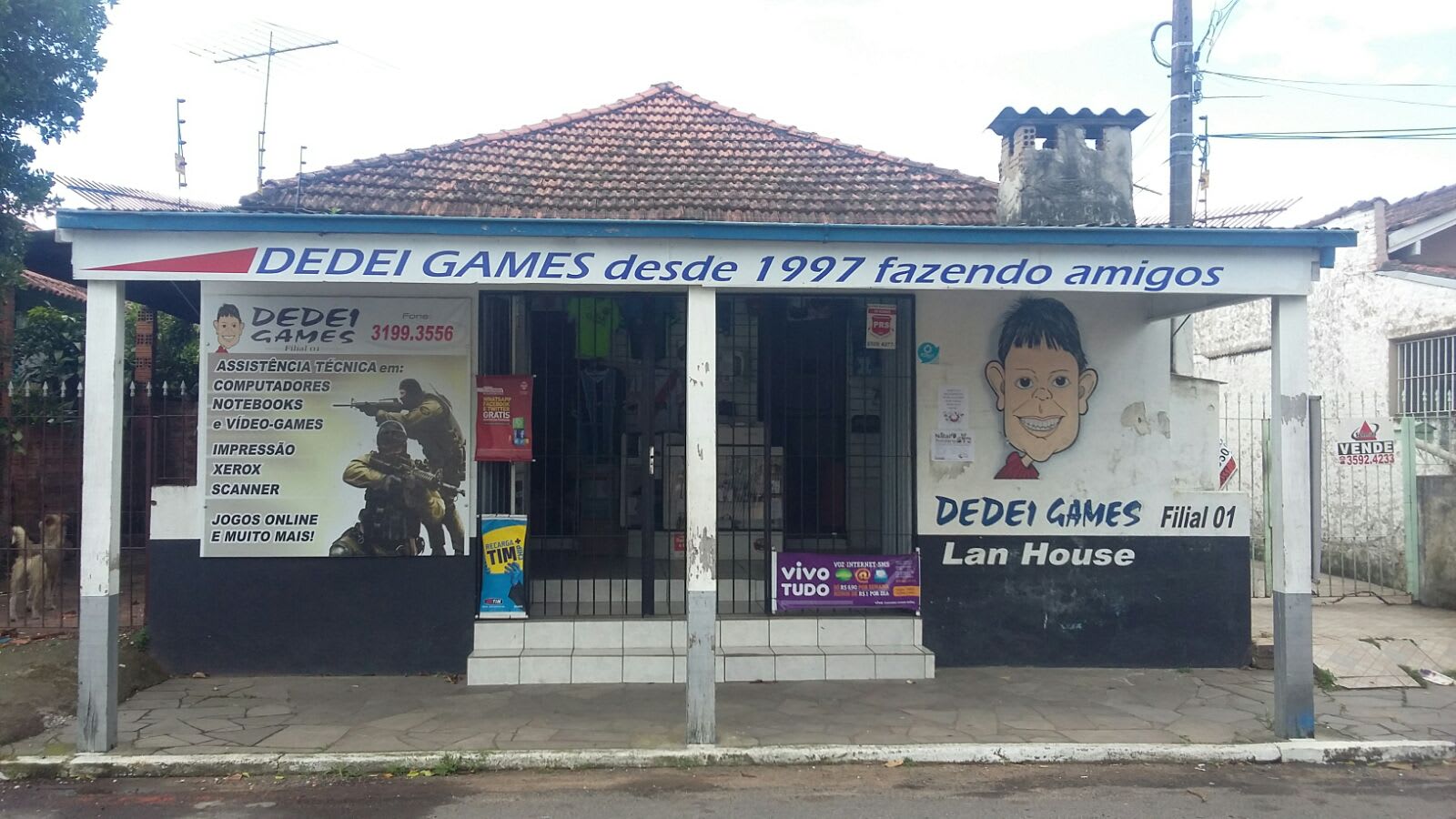 Interior da Dedei Games com equipamentos de informática expostos, em São Leopoldo – RS