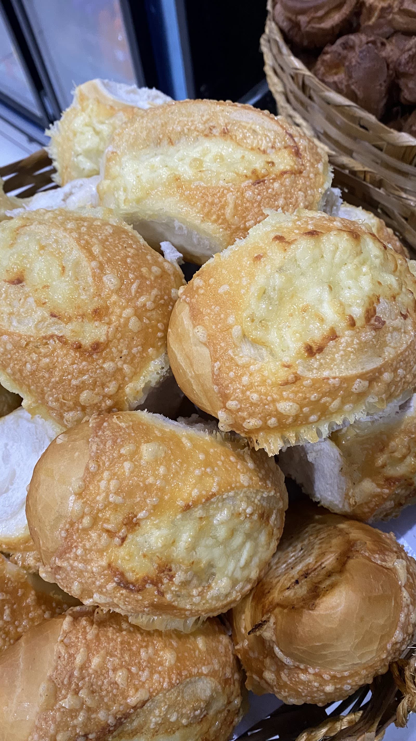 Cantinho de café e produtos da Padaria Cantinho Caseiro, em Patrocínio Paulista