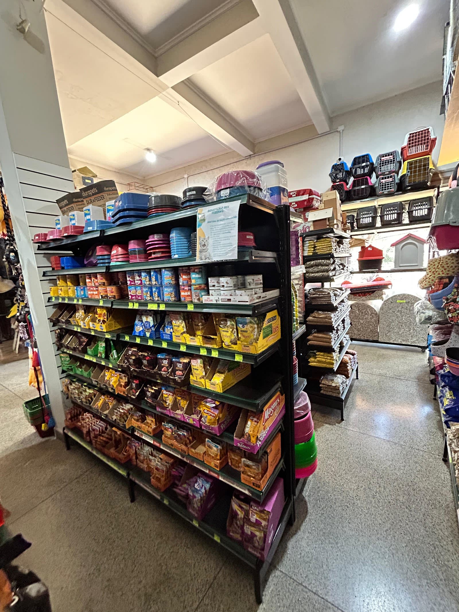 Ambiente do Petshop Top Agropet Loja 1, Bauru — vista das prateleiras