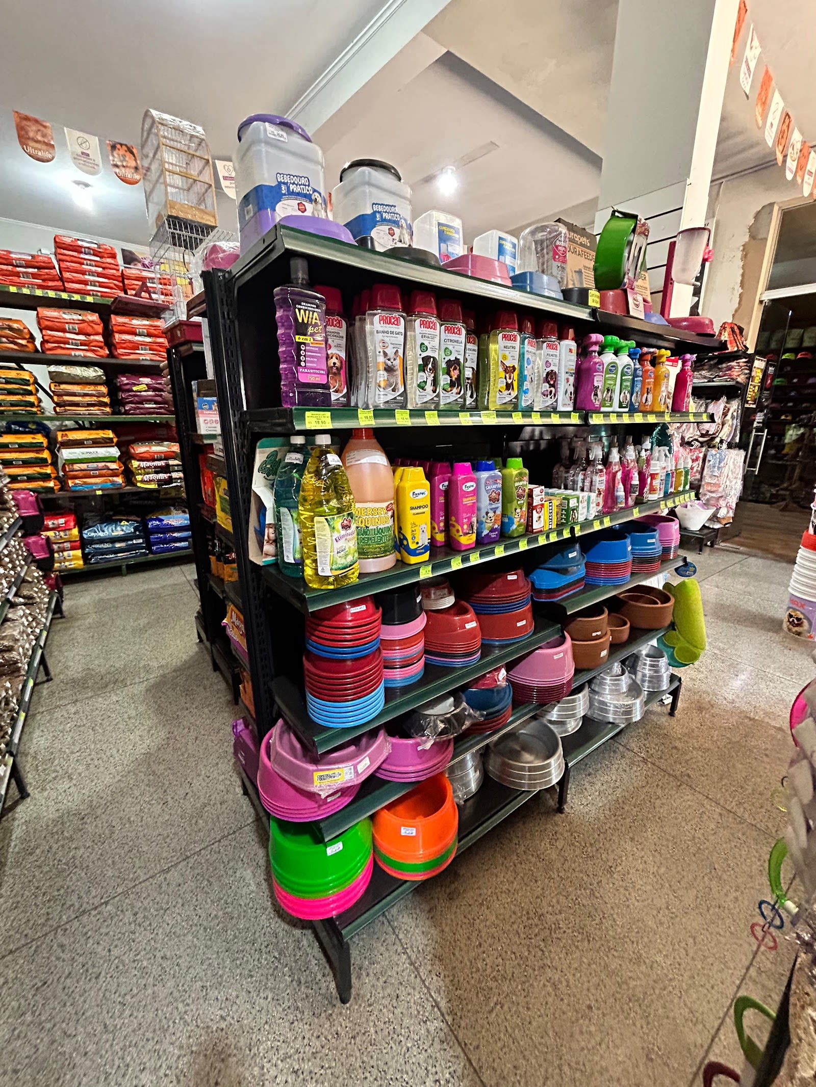 Interior e gôndolas do Petshop Top Agropet Loja 1 em Bauru