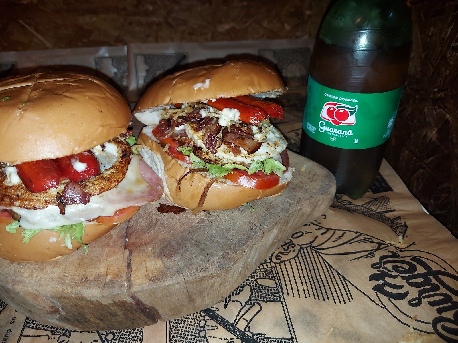 Hambúrguer grelhado do Fofão Burguer Recife, com pão de gergelim