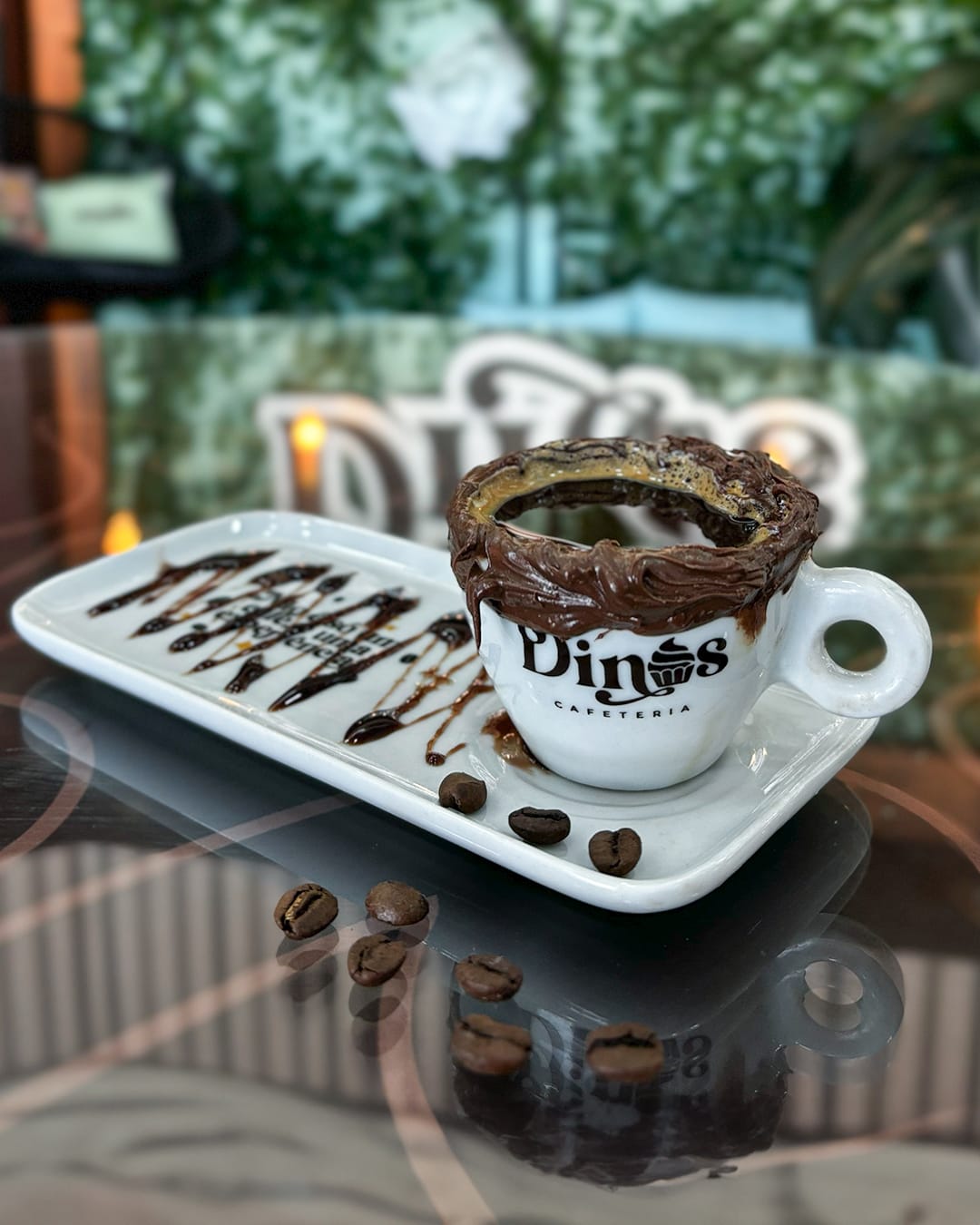 Café e acompanhamentos da Dinos Cafeteria, Jaú