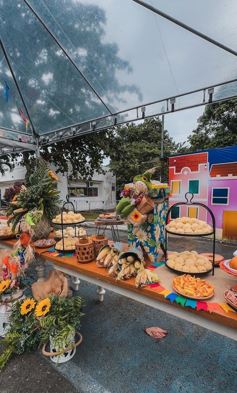 Mesa posta em evento realizado pela Eventos e Eventos, buffet em Salvador — BA