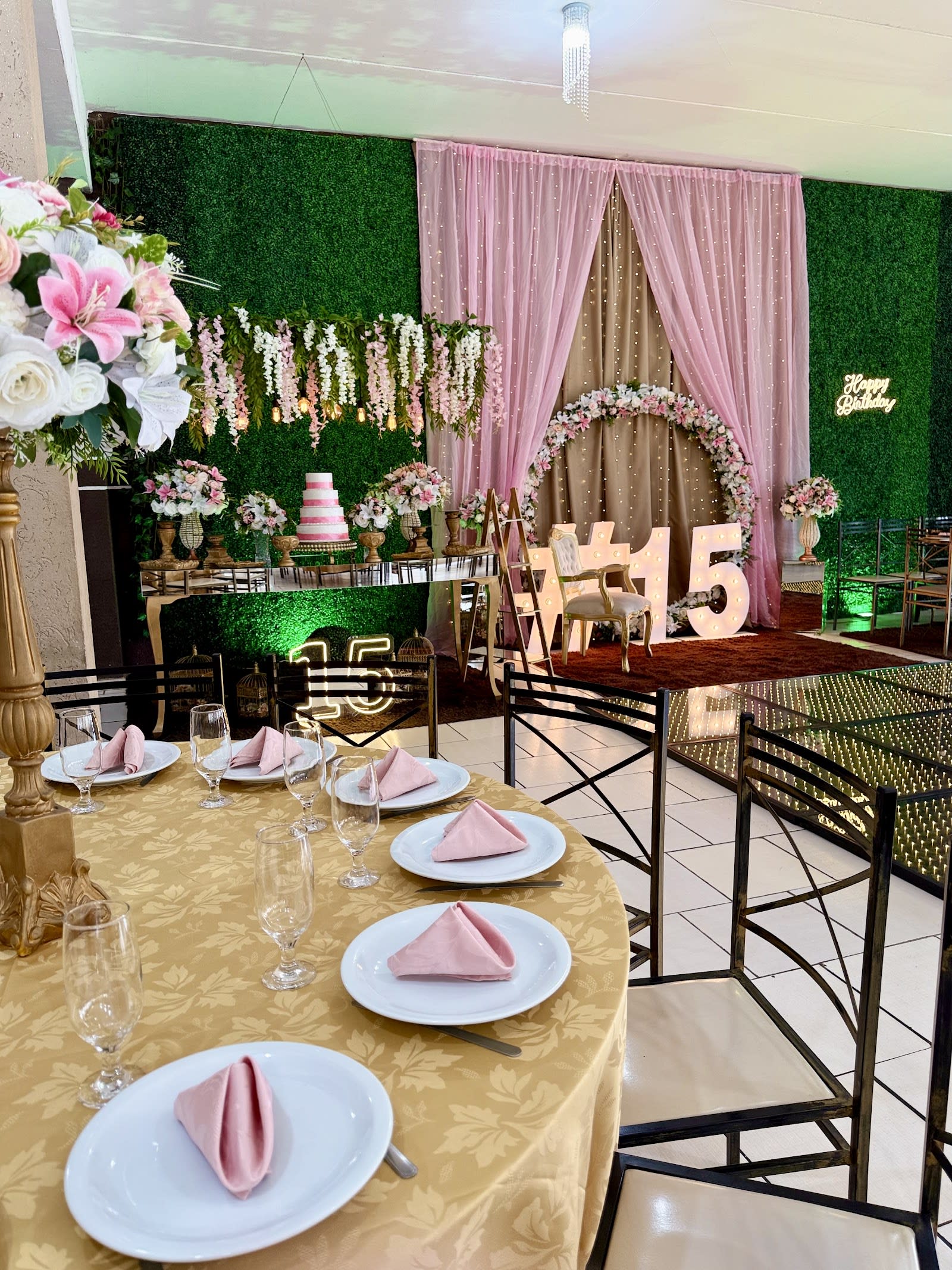 Decoração de festa de 15 anos no salão do Max Eventos, em Curitiba