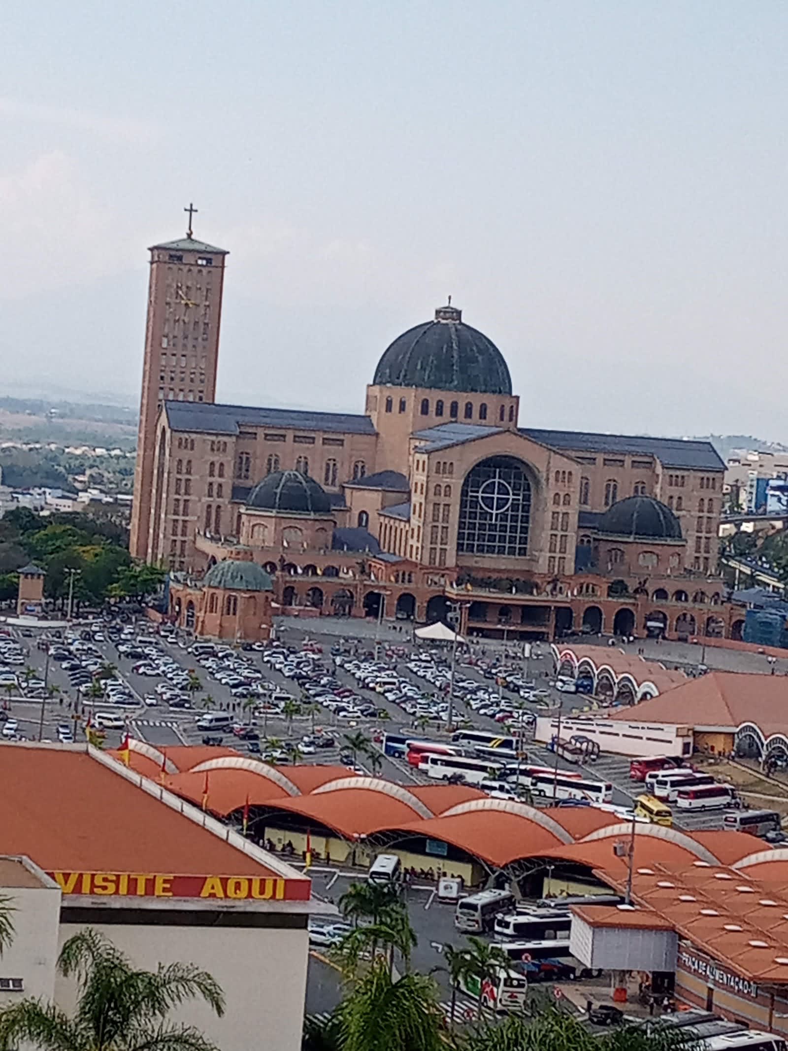 Vegetação tropical e edificações em Aparecida, São Paulo