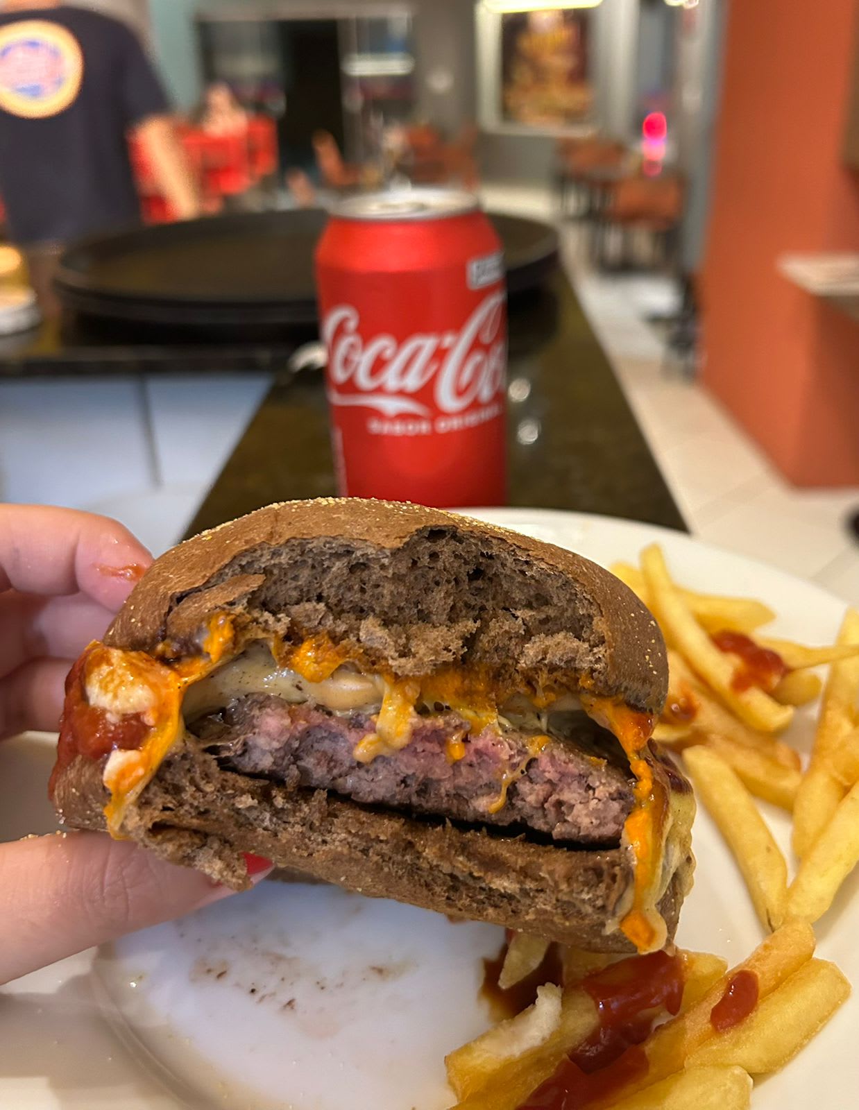 Hambúrguer artesanal do Red Burger Jaú com pão brioche dourado
