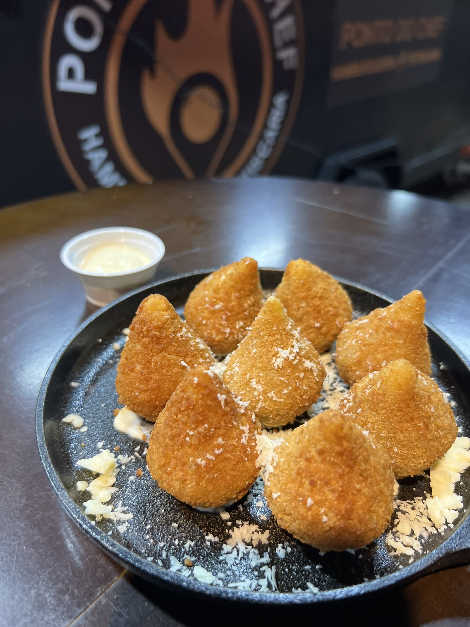 Hambúrguer artesanal do Ponto do Chef servido na mesa, Maringá