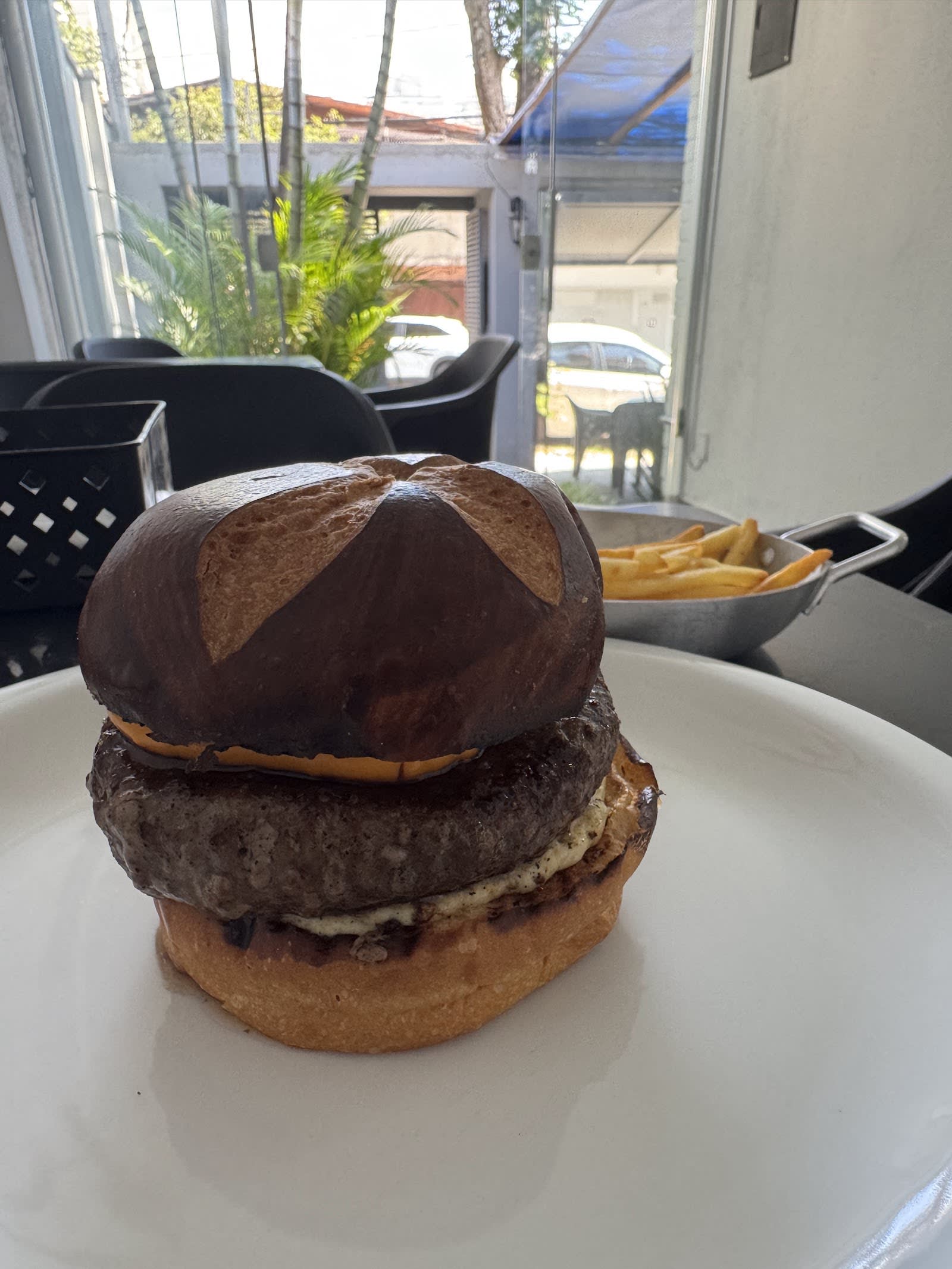 Detalhe do preparo na Chef Viking Boutique de Carnes, em São Paulo