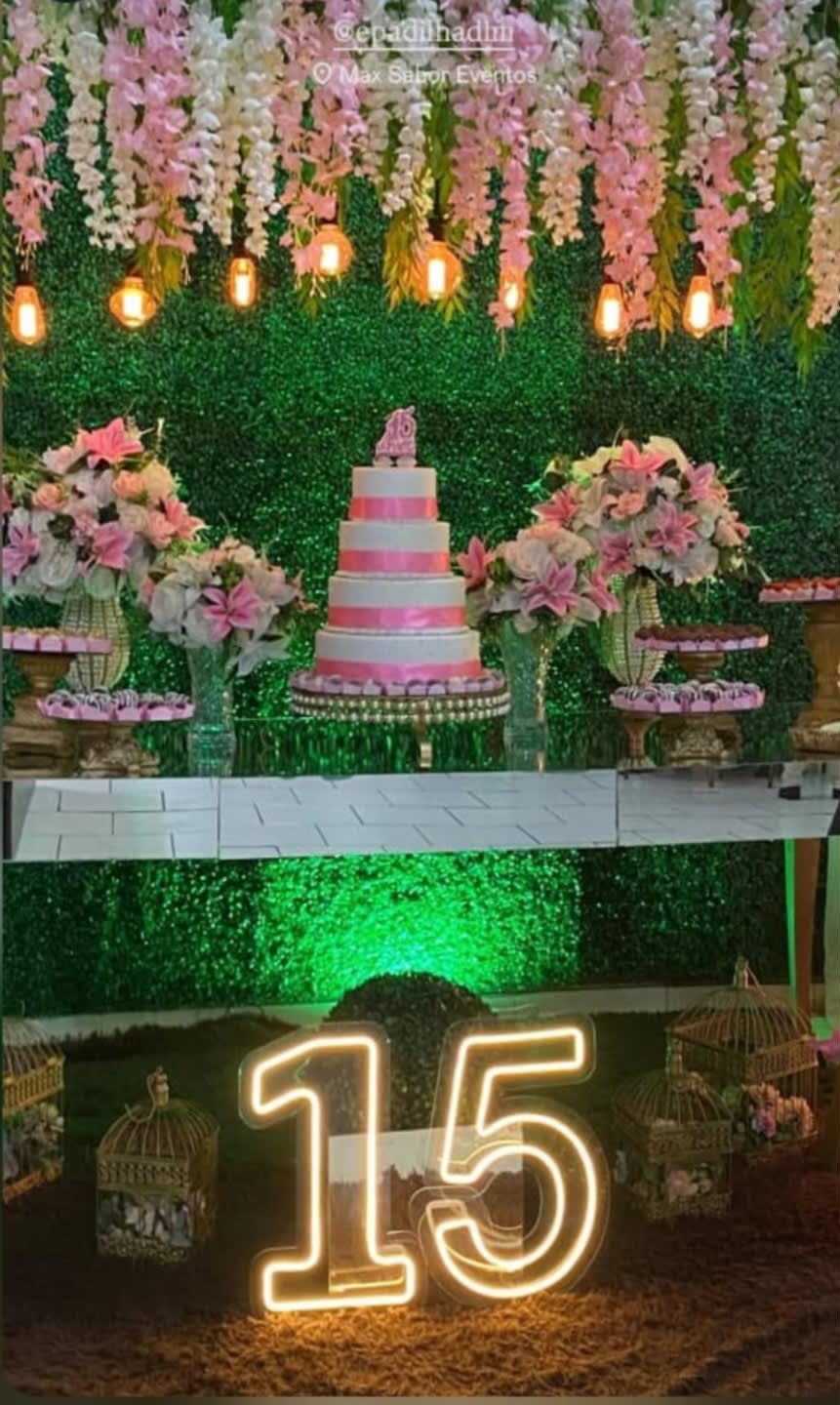 Mesa e detalhes de decoração preparados para uma festa no Max Eventos, Curitiba