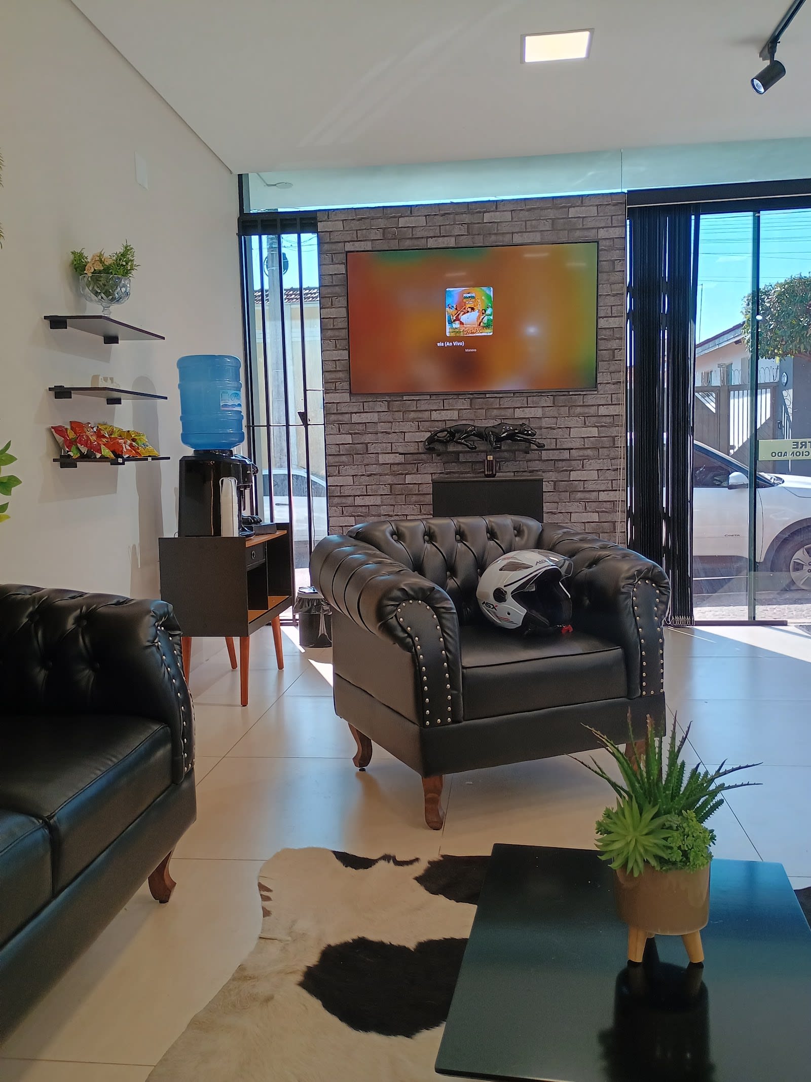 Ambiente e cadeira de barbeiro na Brother's Barbearia
