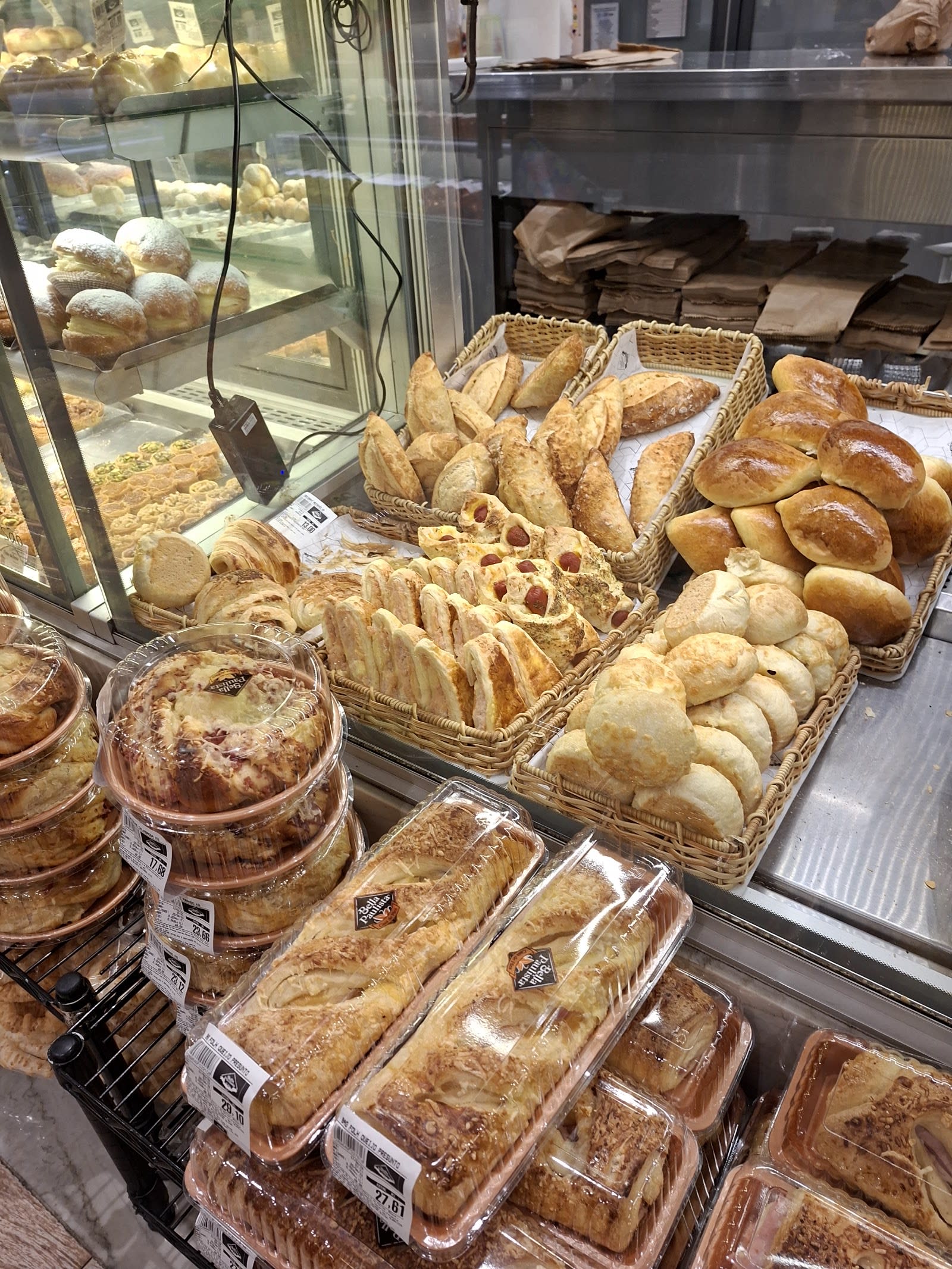 Doces e bolos na vitrine da Padaria Bella Paulista, São Paulo