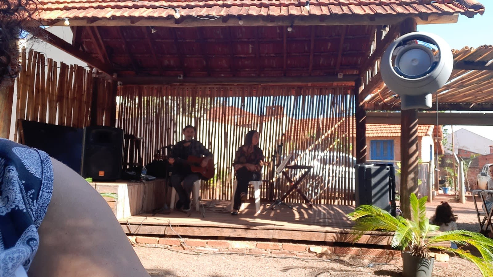 Vista geral do quintal e ambiente interno do Armazém São Benedito em Jaú-SP