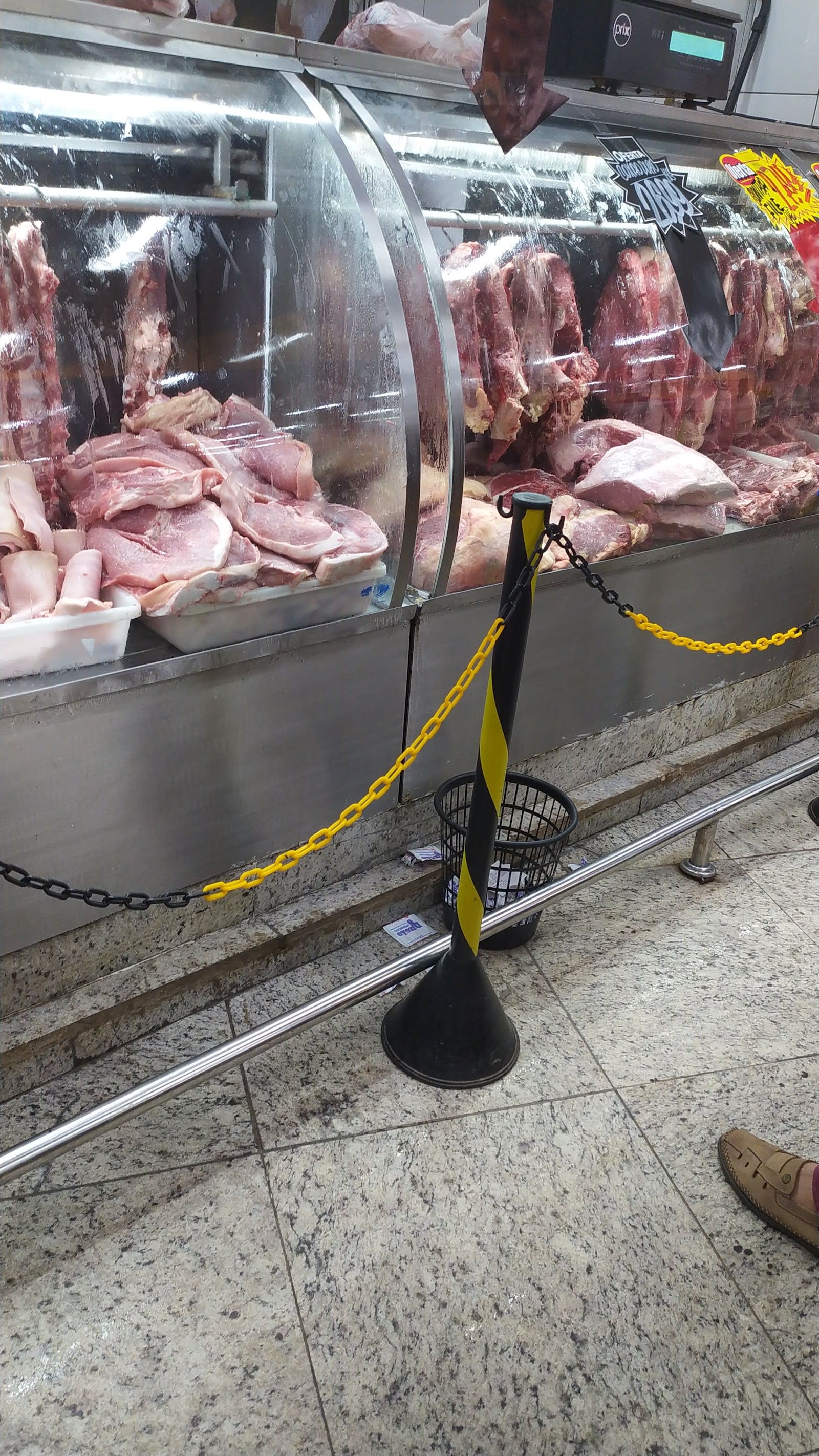 Corredor do Supermercado Diegão com prateleiras bem abastecidas