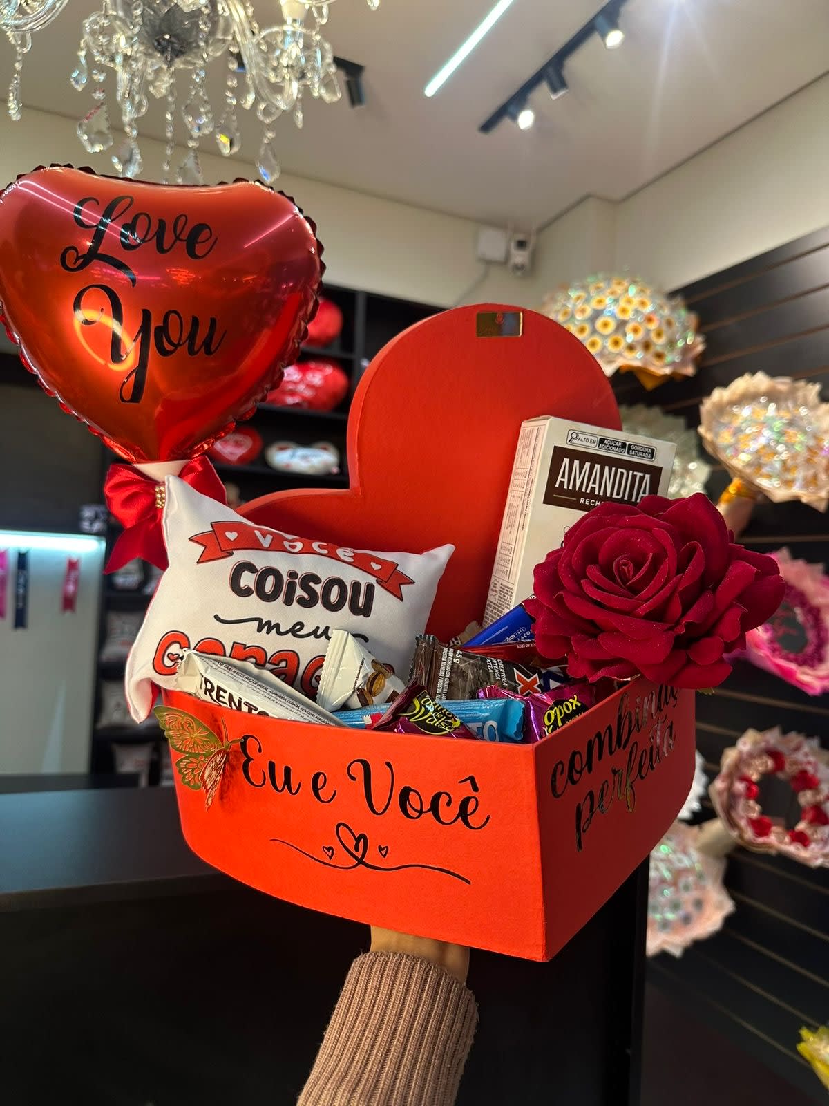 Presente personalizado embalado à mão na Buquê Eterno, em Campo Grande - MS