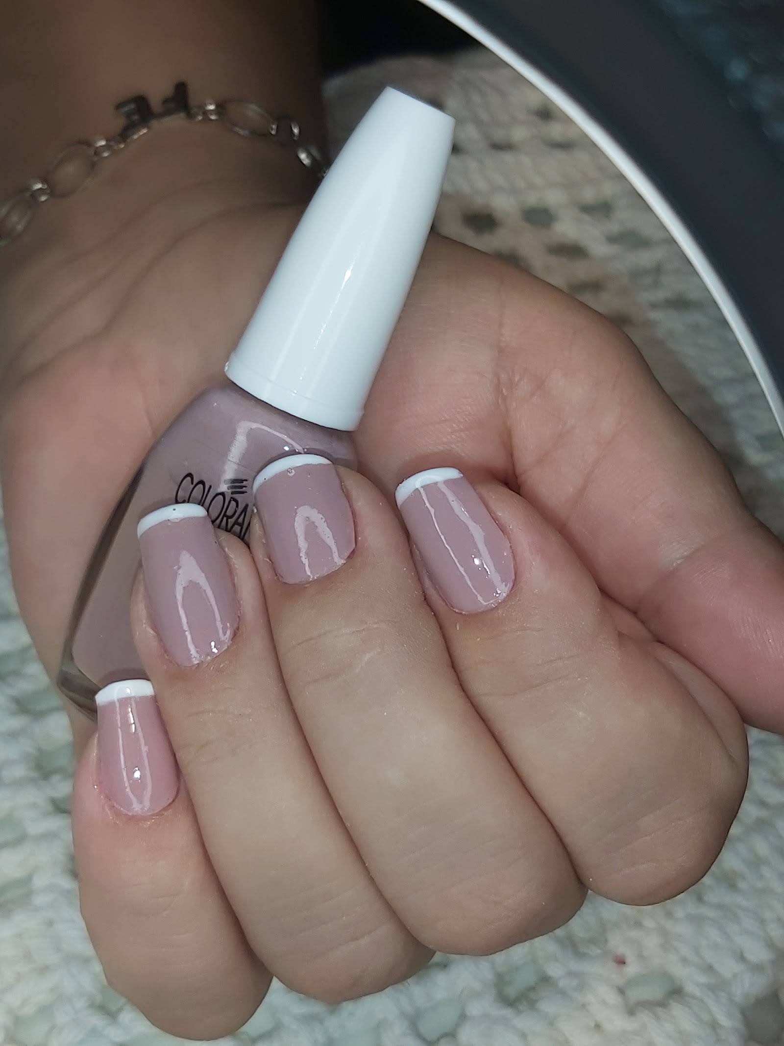 Mão com unhas prontas após atendimento na Unhas Mundial Se Tu Uma Bênção, em Paraisópolis
