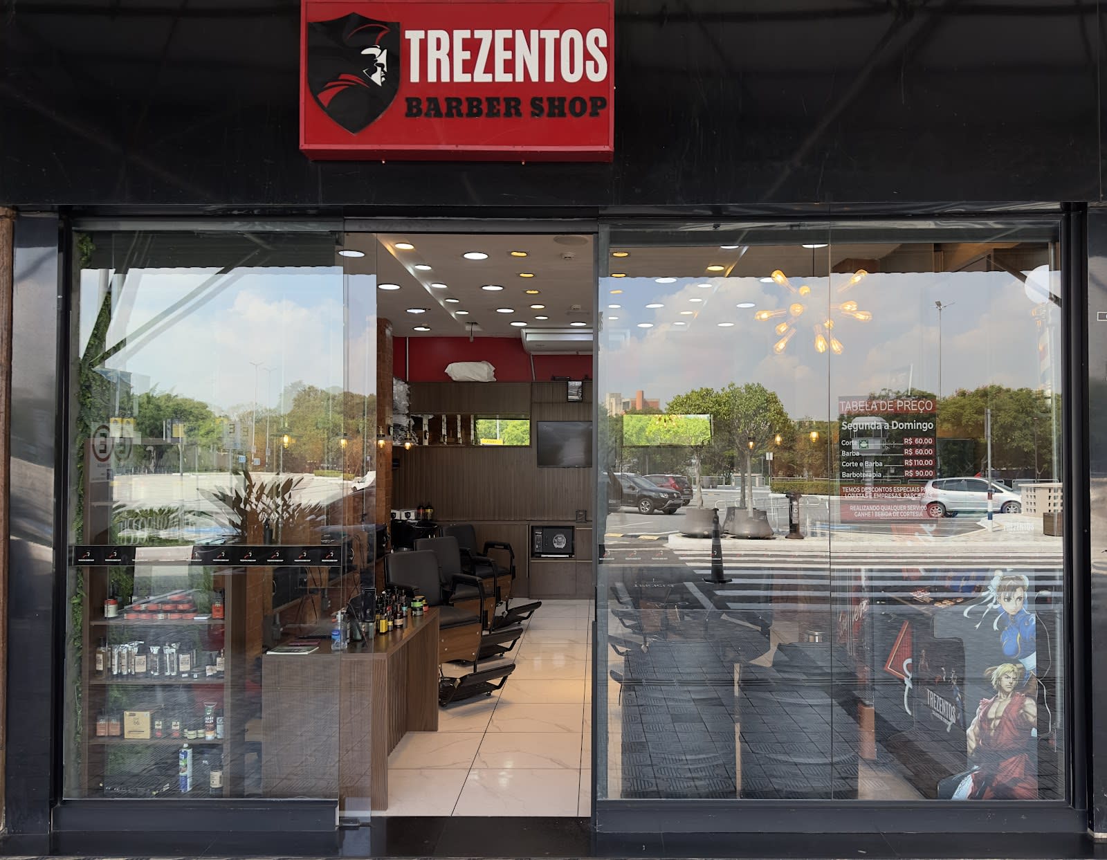 Interior moderno da Trezentos Barber Shop no Shopping Center Norte