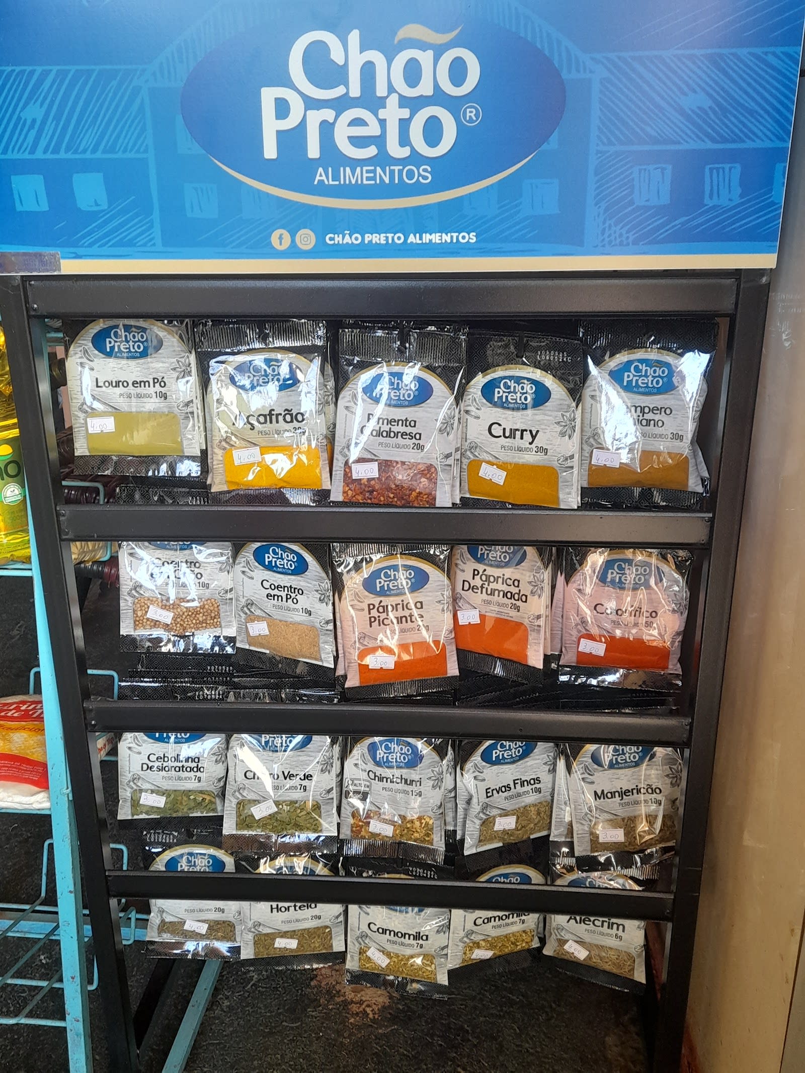 Variedade de artigos evangélicos na Boas Novas Etc., Birigui