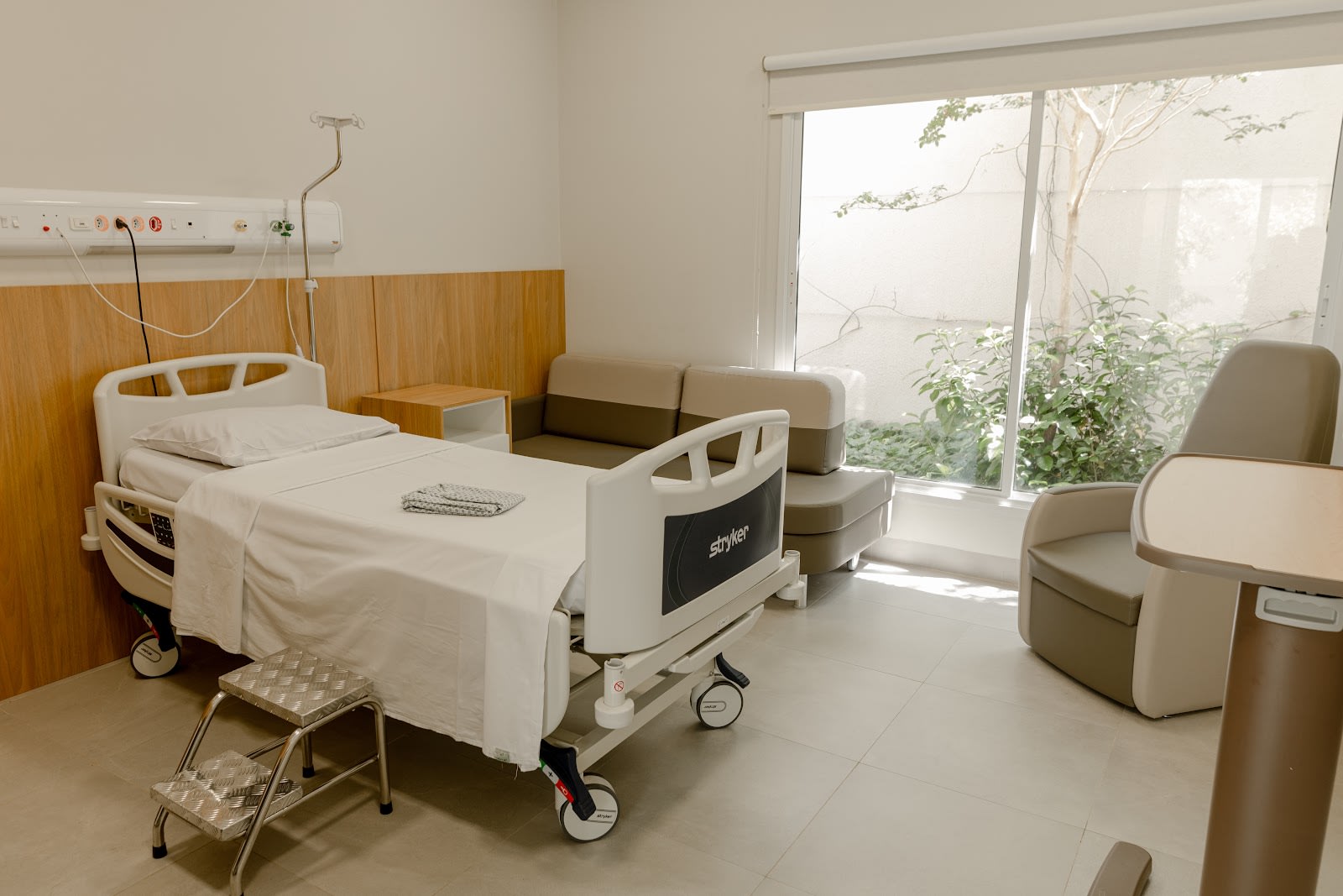 Área interna do Prado Day Hospital em Jaú, SP — ambiente iluminado e organizado