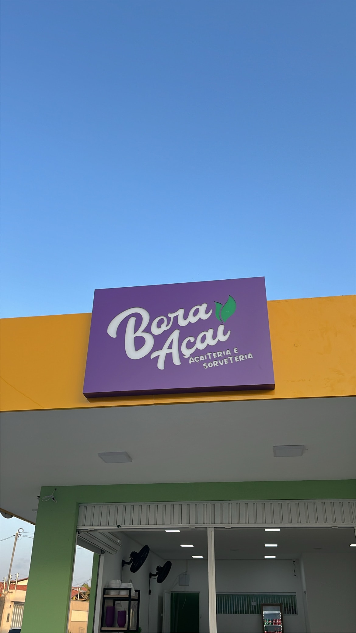 Açaí e complementos servidos na Bora Açaí, em Parnaíba (PI)