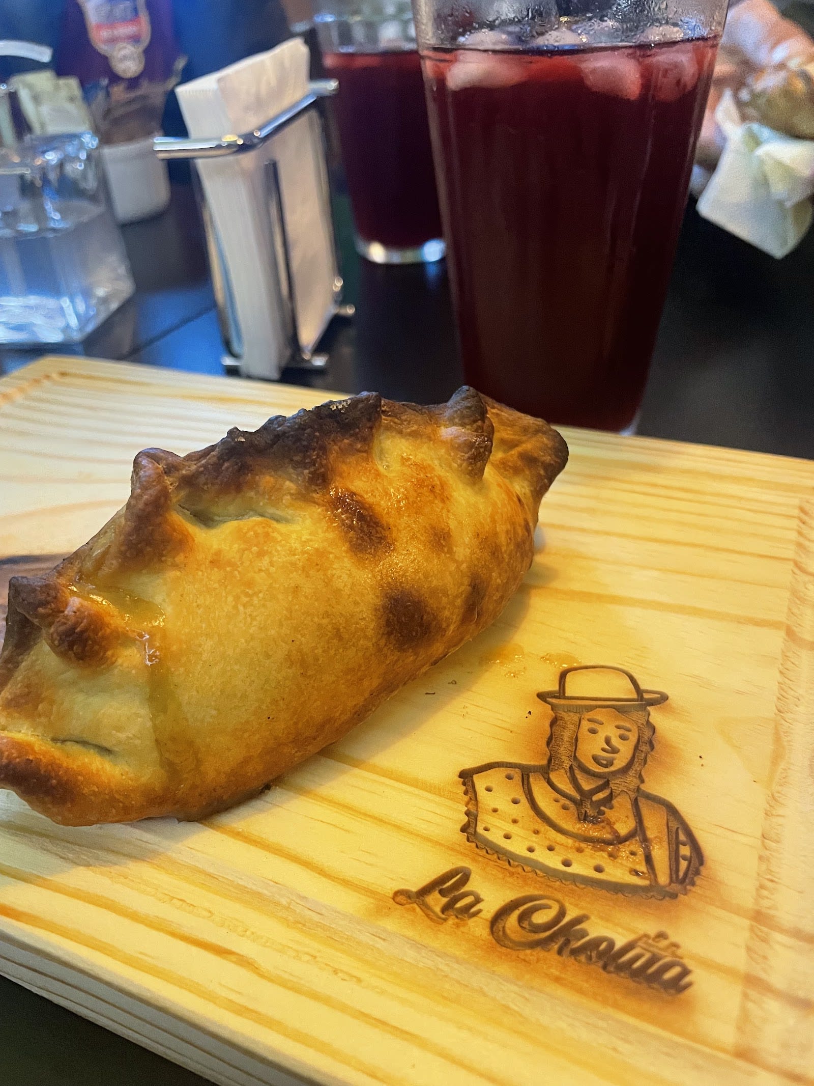 Empanada dourada da La Cholita, servida em Perdizes