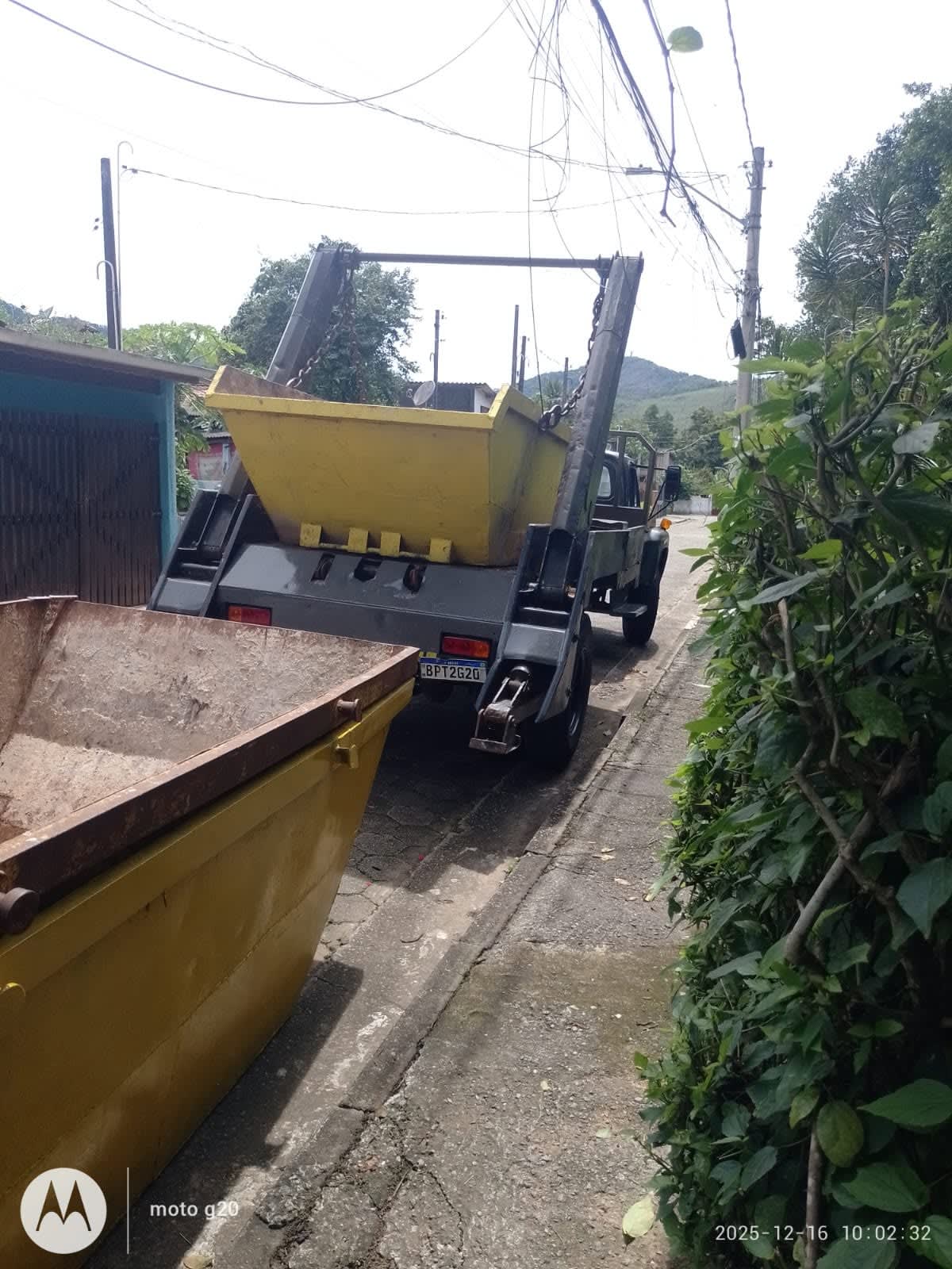 Caçamba amarela da SOS Caçambas pronta para uso em Caraguatatuba - SP