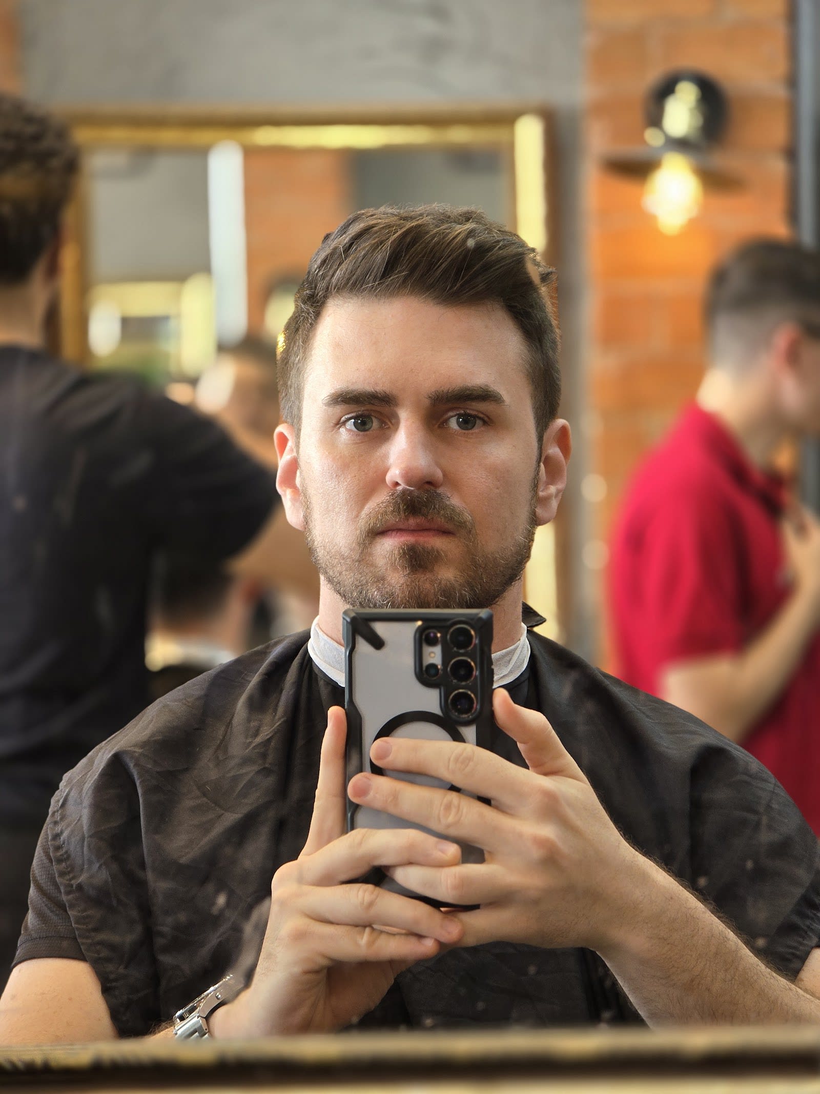 Ambiente iluminado e acolhedor da Trezentos Barber Shop