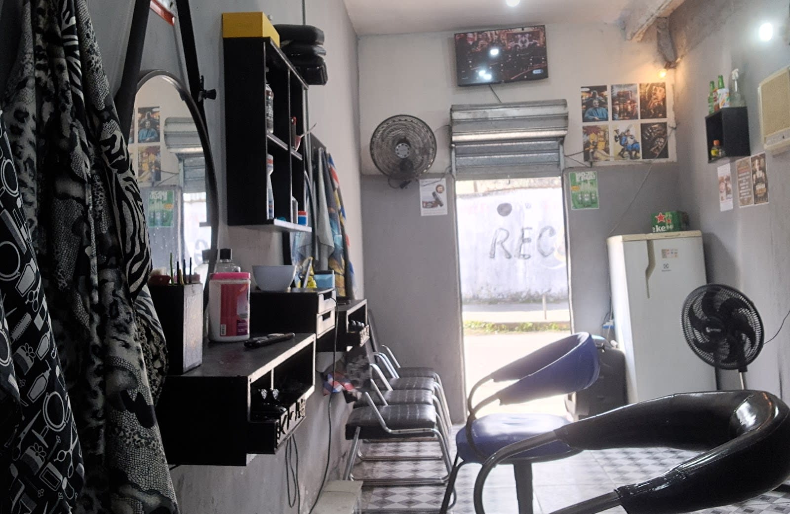 Cadeira e posto de trabalho do barbeiro na Barbearia 13 da Lapa, Rio de Janeiro
