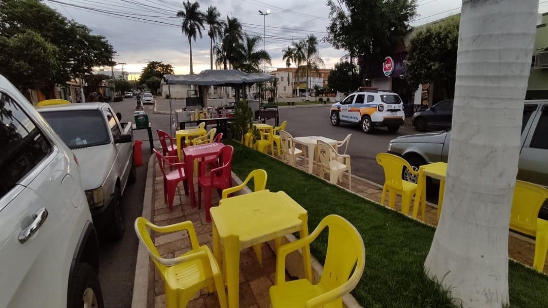 Kael Lanches aberta à noite na Praça da Bandeira, em Corinto (MG)