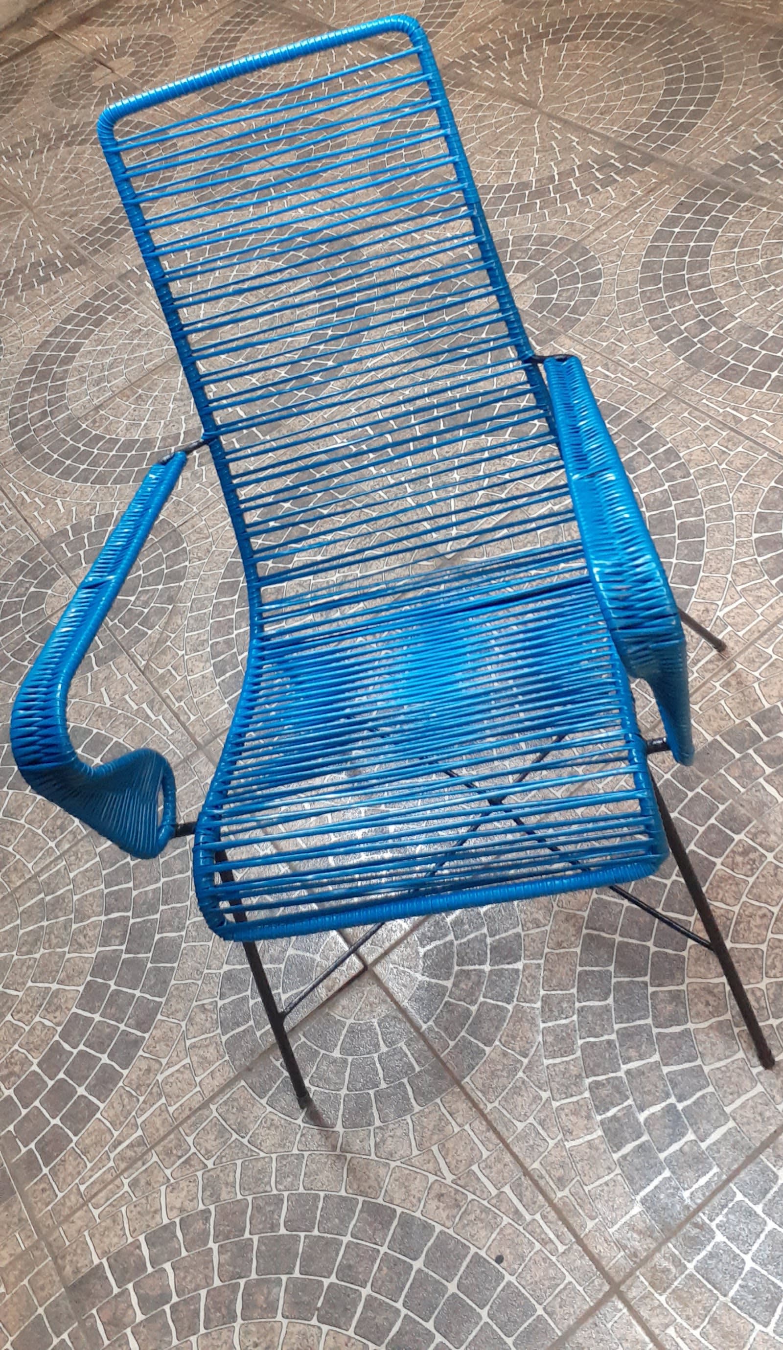 Cadeiras de alpendre com estrutura em madeira e assentos coloridos, na Reforma Cadeiras de Alpendre em Ribeirão Preto