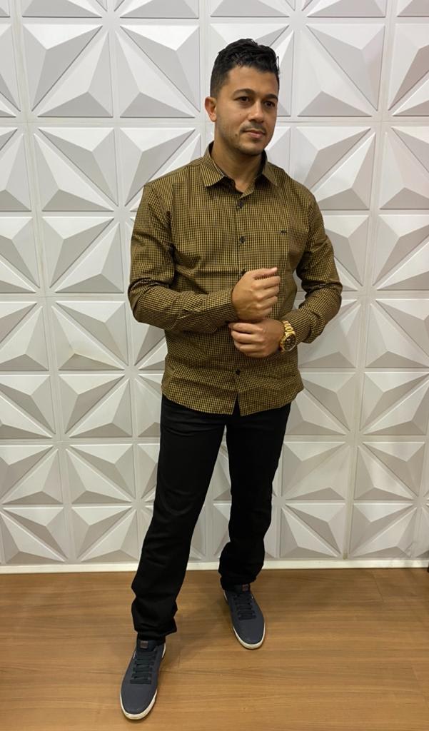 Roupas masculinas disponíveis na WN Modas, em Cariacica, ES