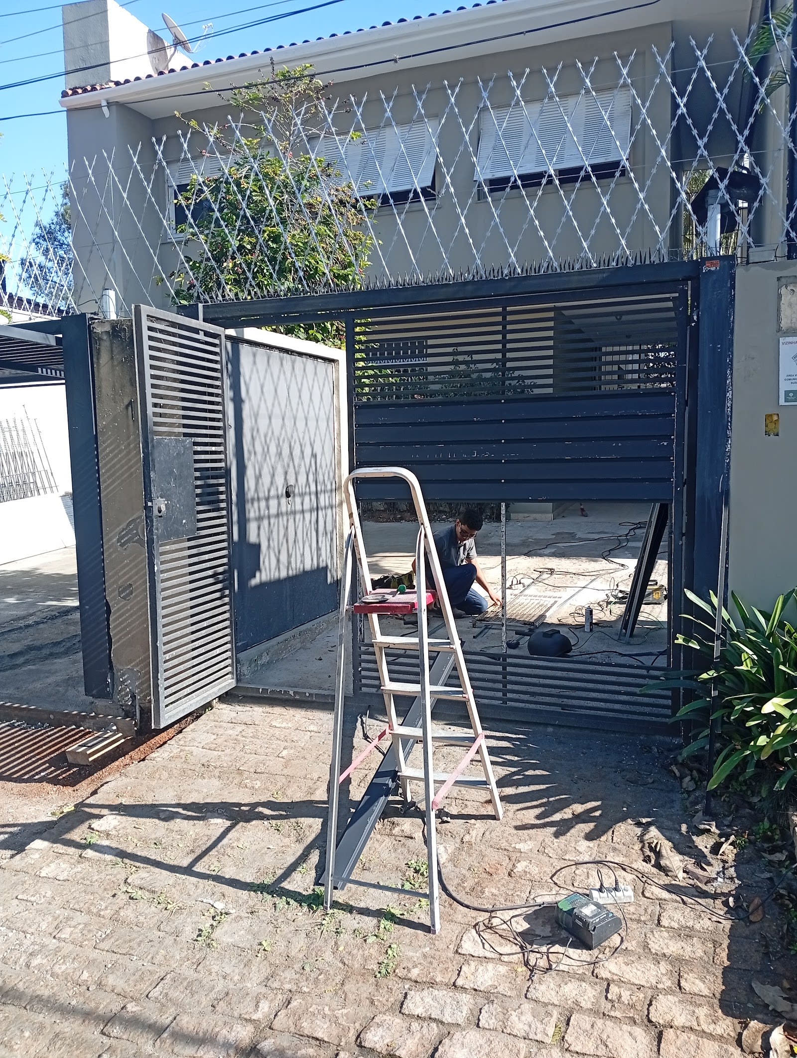 Automação de portão instalada pela T.W.N Serralheria, em São Paulo